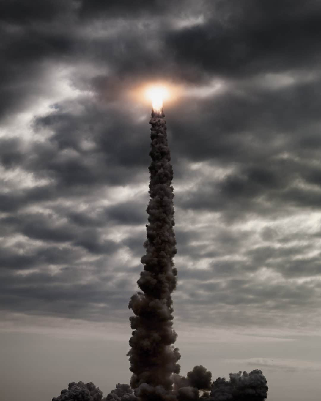 ナショナルジオグラフィックさんのインスタグラム写真 - (ナショナルジオグラフィックInstagram)「Photo by @danwintersphoto / Final flight of Endeavor, STS 134, from Kennedy Space Center, Cape Canaveral, Florida, May 16, 2011. This year marks a decade since the final launches of the NASA space shuttles Discovery, Endeavor, and Atlantis. I had the great honor to shoot all three, which I chronicled in my book Last Launch. Shuttle launches were awe-inspiring events to witness. On the day of this one, the cloud ceiling was very low, so the shuttle was in view for only 18 seconds before passing out of sight. I felt fortunate to capture that fleeting moment in time. Retiring the shuttles marked the end of an era, not only for NASA, but for all the fans and champions of the shuttle program worldwide. For 30 years, the shuttles worked tirelessly, and their crowning achievement was delivering the components to construct the ISS (International Space Station). Once that goal was achieved, the shuttles were considered too expensive to maintain and operate, and the fleet was retired.    The future of space travel is once again in the forefront of the public eye, with the efforts being made for a lunar landing by 2024. @nasa is working with several private U.S. companies and international partners on the Artemis program, which aspires to put both a woman and a man on the moon. The goal will be to create a presence on the moon that allows for paid travel there, and ultimately to send humans to Mars as well.  Follow me at @danwintersphoto as I document the Artemis program for @natgeo over the next four years. @nasaartemis #nasa #spacex」2月28日 8時35分 - natgeo