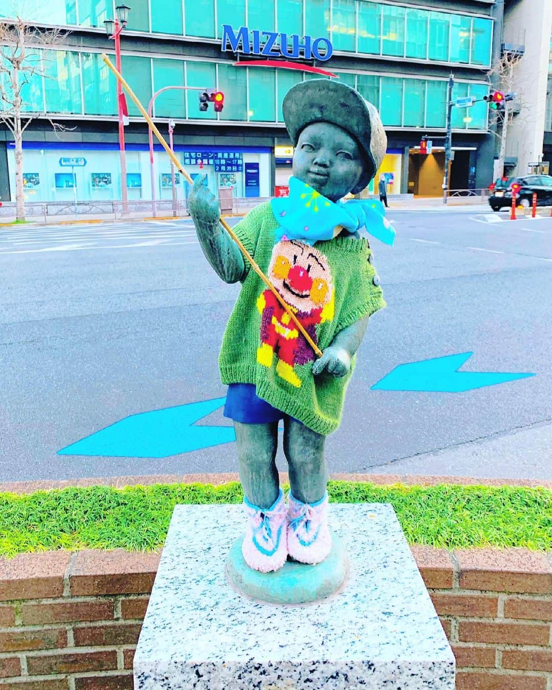 のインスタグラム：「《OhaYOKAN》  今朝の 原宿表参道は快晴なり…☀️  風は 冷たいですが…🍃  清々しく さわやかな朝🌅  朝ラン＆ウォークは快調でした…🏃‍♀️👟  さて  本日の YOKANは  スタジオにこもって  ちょっと遅れている⁉️  楽曲制作三昧…✏️🎹🎸🎼  合間に  スタジオの 断捨離＆大掃除レンジャーも…🙋‍♀️  楽しみながらがんばりまーす✌️  みなさま  笑顔でステキな1日を…💓  ※今朝の  『YOKAN散歩』  写真は  千代田区  麹町 ４丁目交差点にある  アンパンマンの シャツを着た少年像は  吉野毅：作 『夏の想い出』  時期によって  少年の 洋服がいろいろと 変わるのが楽しみです…✨  #harajuku #omotesando #原宿 #表参道 #tokyo #japan #morning #朝 #朝ラン #ウォーキング #running #walking #plogging #プロギング #OhaYOKAN #YOKAN散歩 #街角アート #streetart #bronzestatue #ブロンズ像 #夏の想い出 #takeshiyoshino #吉野毅 #麹町4丁目交差点 #chiyodakukojimachi #インスタ映え #instagram #tokyocameraclub #笑顔でステキな1日を💓」