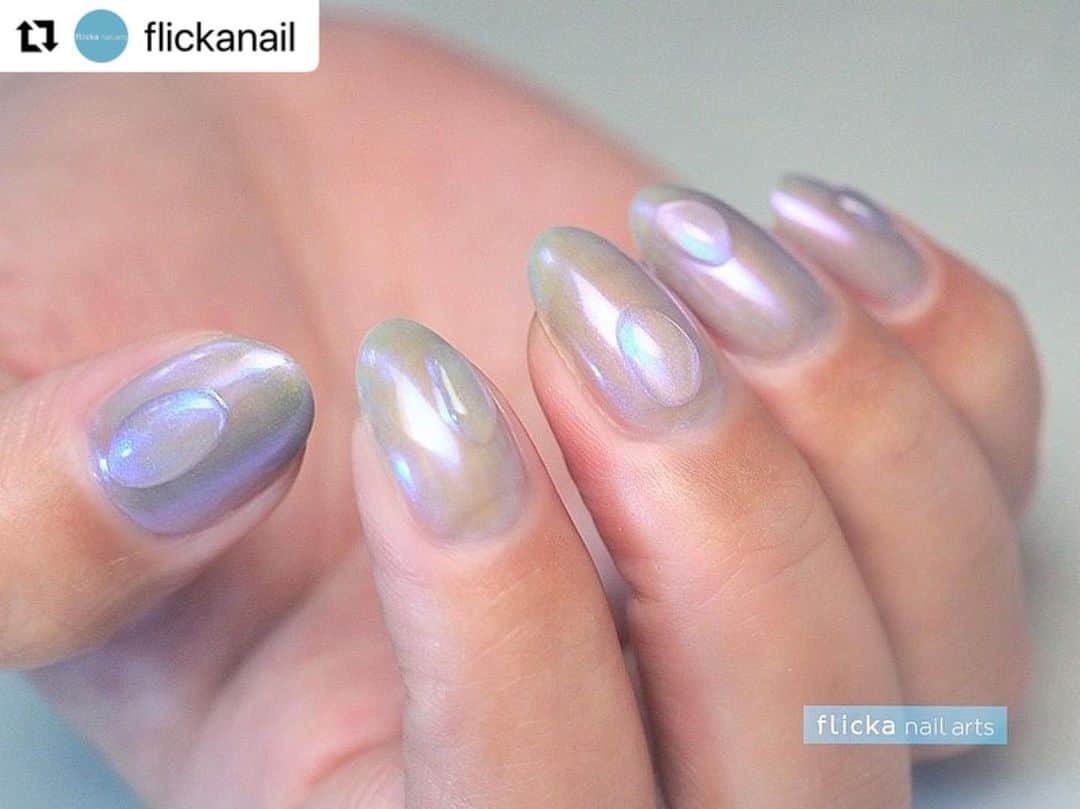 のインスタグラム：「茨城県水戸市 flicka nail arts 中川さおり先生👩‍🏫 @flickanail   さおり先生がTOY’sニューオーロラ&オリオンコレクションでうるうるピカピカな最高にお上品でかわいい作品を🥺🥺  さおり先生ありがとうございました😍 #Repost @flickanail with @make_repost ・・・ うるうる🥺と、ピカピカ🤩  @toysbyinity  のブルーっぽいオーロラパウダー @initygel_official  orion series  #うるうるネイル   📢2月以降のご新規ネイル、レッスンのご予約募集中です✨✨  2月ご予約可能日時↓ 2/23 14時 2/25 14時 ３月以降はご相談ください🦔♪  になります💡  amebaブログ　flicka nail artsに、メニュー、レッスンページございますので、ご確認の上 saori.koko.ximo1@i.softbank.jp 迄 お名前 ご希望日時候補 携帯電話番号 お書き添えの上、ご連絡ください」