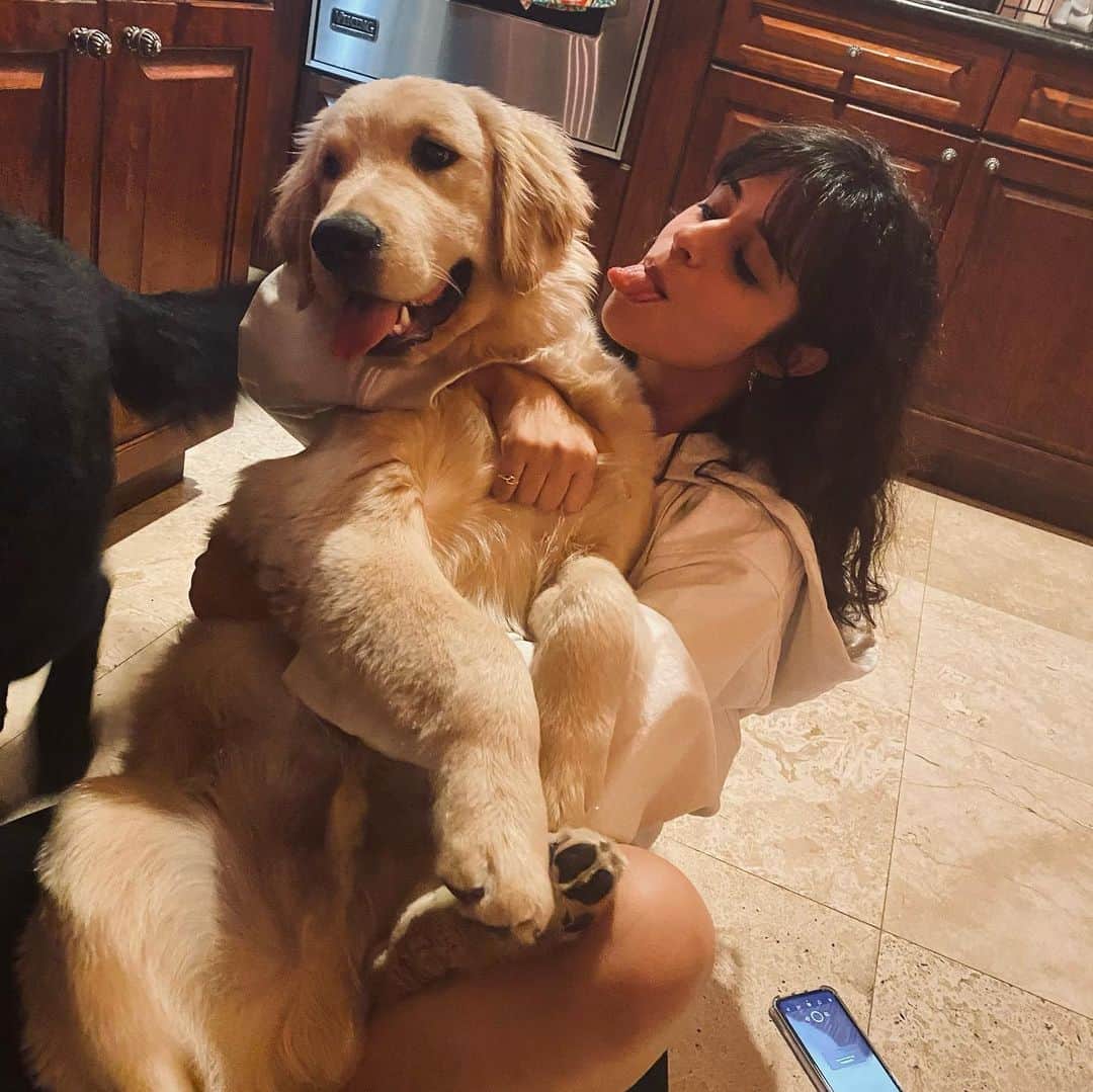 カミラ・カベロのインスタグラム：「our dogs kind enough to take pics w their biggest fans」