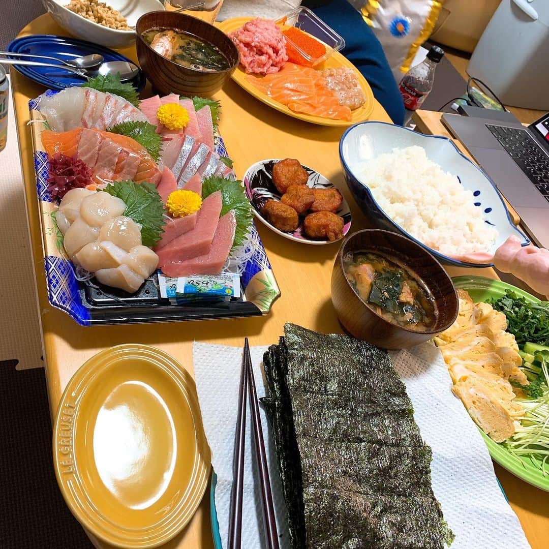桜 稲垣早希のインスタグラム：「昨日は結婚記念日と夫の誕生日だったので手巻き寿司でお祝いしました😁20代ラストの歳も楽しんで欲しいと思います🎉 #8歳歳の差夫婦 #来年ようやく同じ30代に #私はすぐに40代に…」