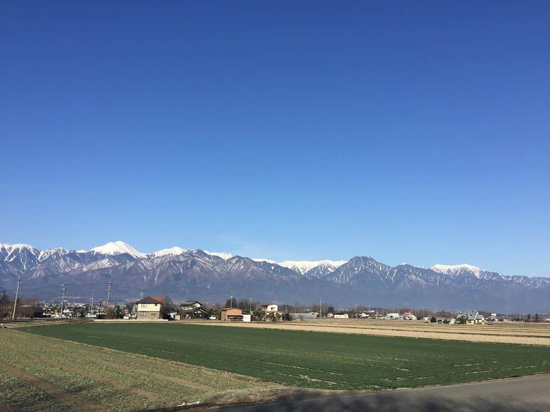 チックンとプーちゃんのふるさと? From Japan??のインスタグラム：「今朝はこんな感じ💙 #安曇野#青空#北アルプス」