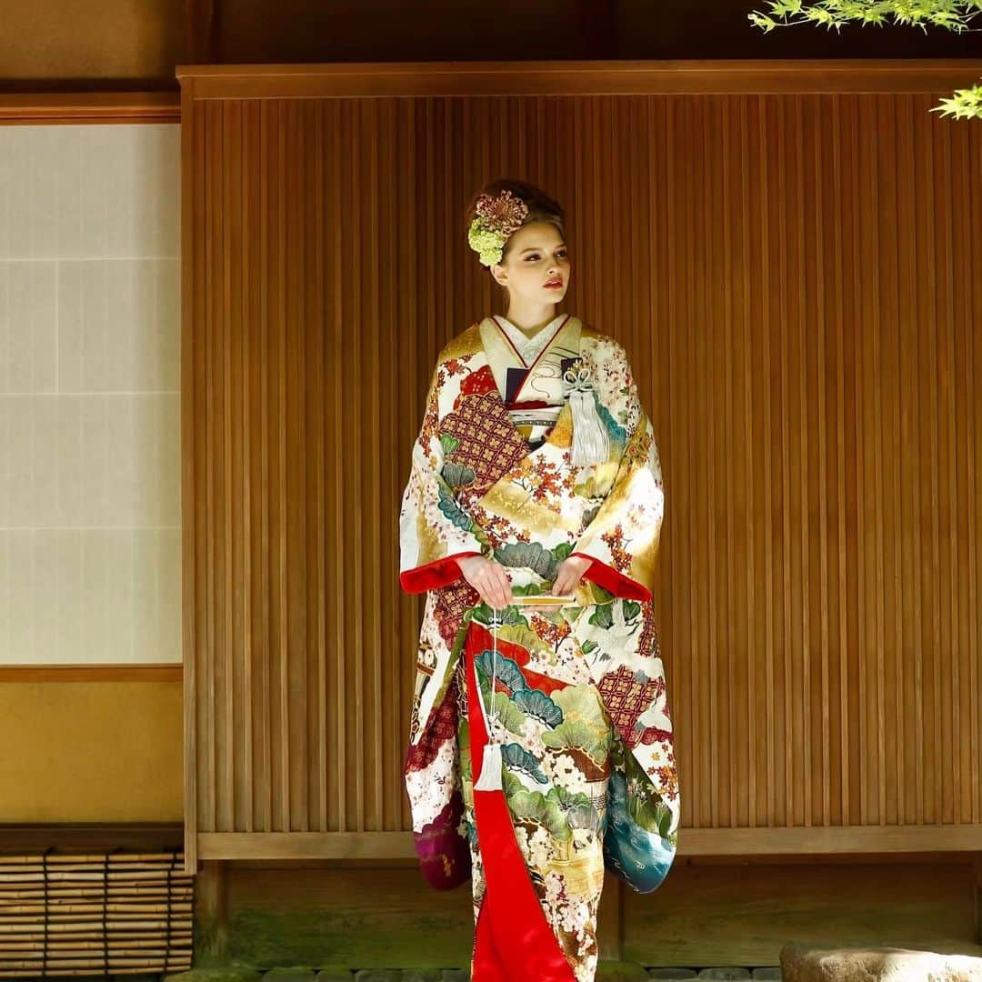 The KAMAKURA WEDDINGさんのインスタグラム写真 - (The KAMAKURA WEDDINGInstagram)「卓越した技術による細かな手刺繍で作られた打掛は、広げると美しい一枚の絵画をみているかのような芸術作品 中にお召しいただく掛下は同系色でまとめ、箱せこは差し色として藍色を使用。打掛の柄がひきたてるコーディネート。」2月28日 8時45分 - thekamakurawedding