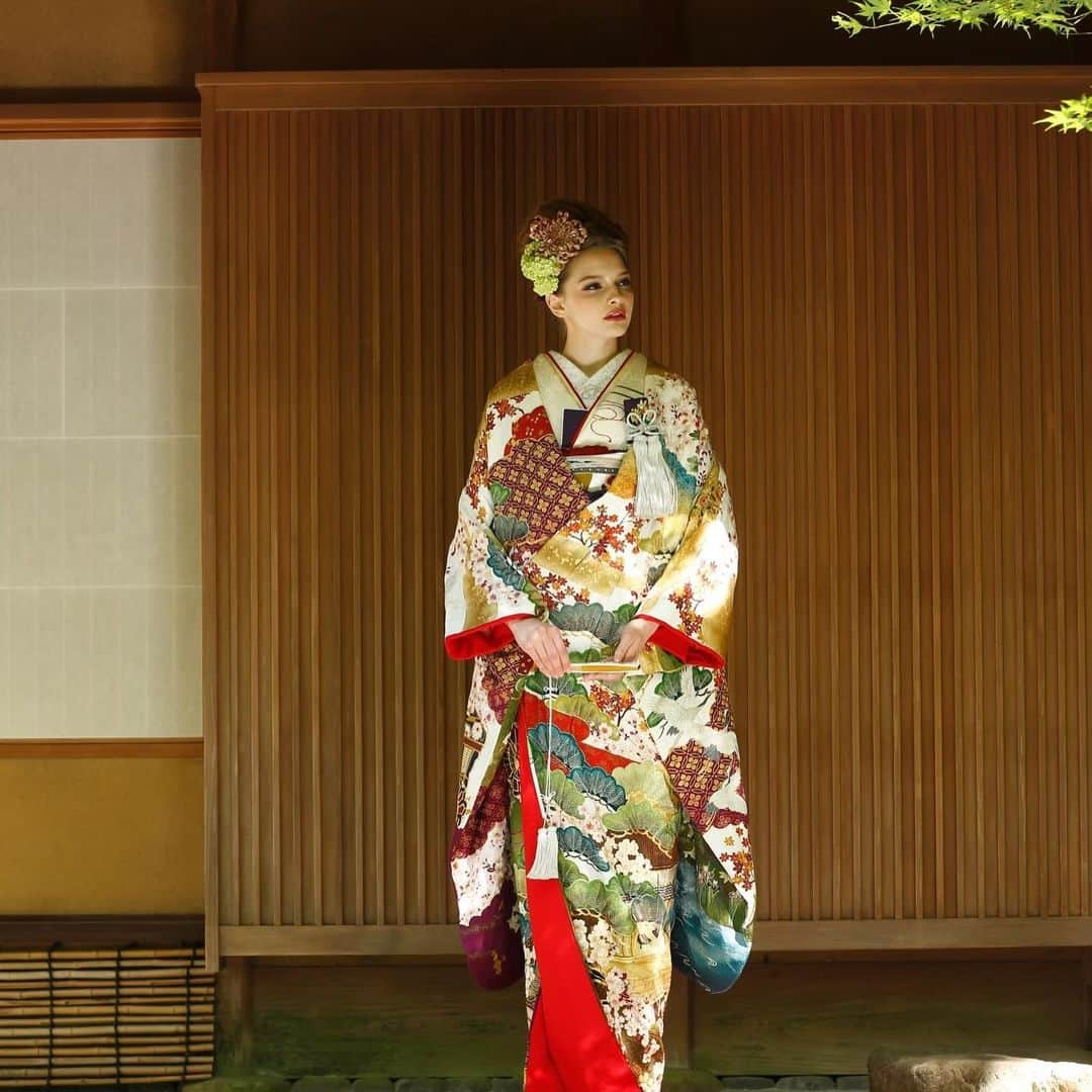 The KAMAKURA WEDDINGさんのインスタグラム写真 - (The KAMAKURA WEDDINGInstagram)「卓越した技術による細かな手刺繍で作られた打掛は、広げると美しい一枚の絵画をみているかのような芸術作品 中にお召しいただく掛下は同系色でまとめ、箱せこは差し色として藍色を使用。打掛の柄がひきたてるコーディネート。」2月28日 8時45分 - thekamakurawedding