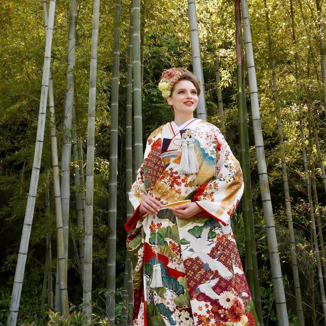The KAMAKURA WEDDINGのインスタグラム：「卓越した技術による細かな手刺繍で作られた打掛は、広げると美しい一枚の絵画をみているかのような芸術作品 中にお召しいただく掛下は同系色でまとめ、箱せこは差し色として藍色を使用。打掛の柄がひきたてるコーディネート。」
