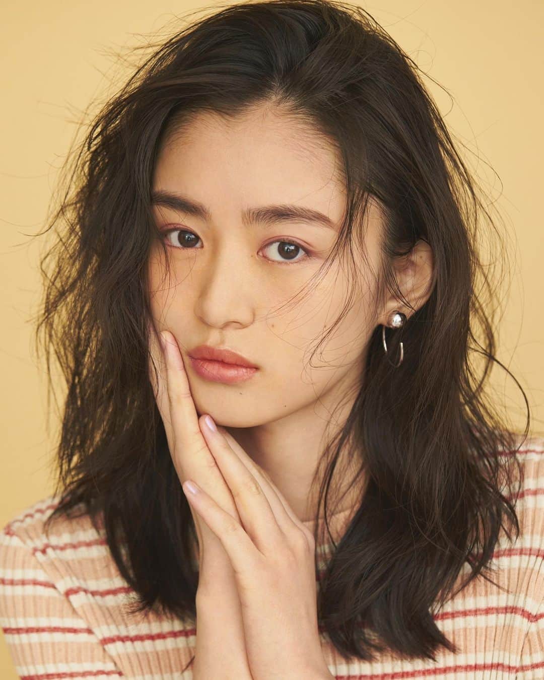 のインスタグラム：「韓国在住ライターがオススメするトレンドK-COS３選🇰🇷💙  知っていたら自慢できちゃう、 フレッシュな韓国コスメとその使い方をweekly JJで紹介中💙  バックナンバーからチェックしてね😘  #韓国コスメ#韓国#韓国好き#新作韓国コスメ#トレンドコスメ#新作コスメ#美容#ビューティー#韓国美容#韓国メイク」
