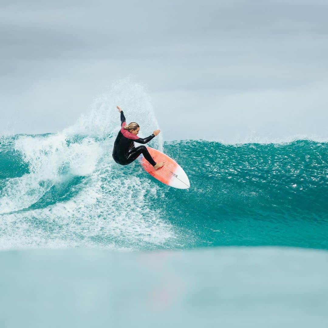 フェリシティー・パルマティアーのインスタグラム：「little lefts down the coast with @driftwoodphotography_mr for @surfinglife」