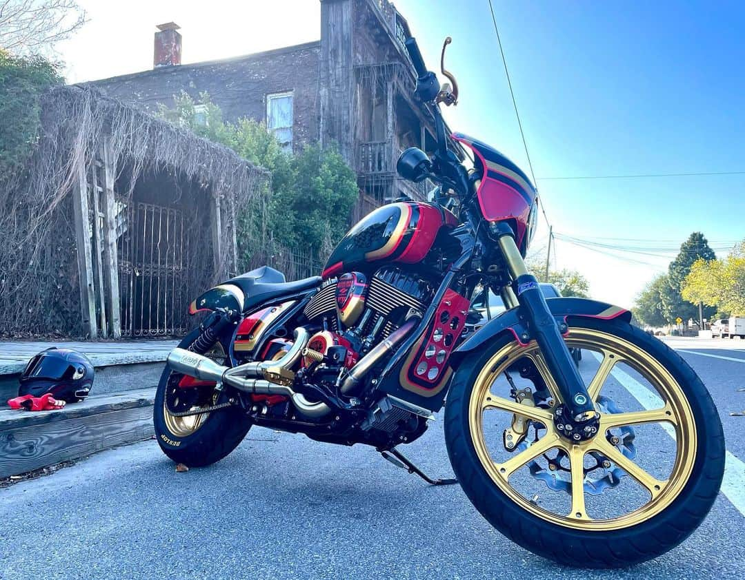 ケアリー・ハートさんのインスタグラム写真 - (ケアリー・ハートInstagram)「Putting some break in miles on this bad girl 🤘🏼🤘🏼🤘🏼🤘🏼🤘🏼. @indianmotorcycle #Chief」2月28日 8時53分 - hartluck