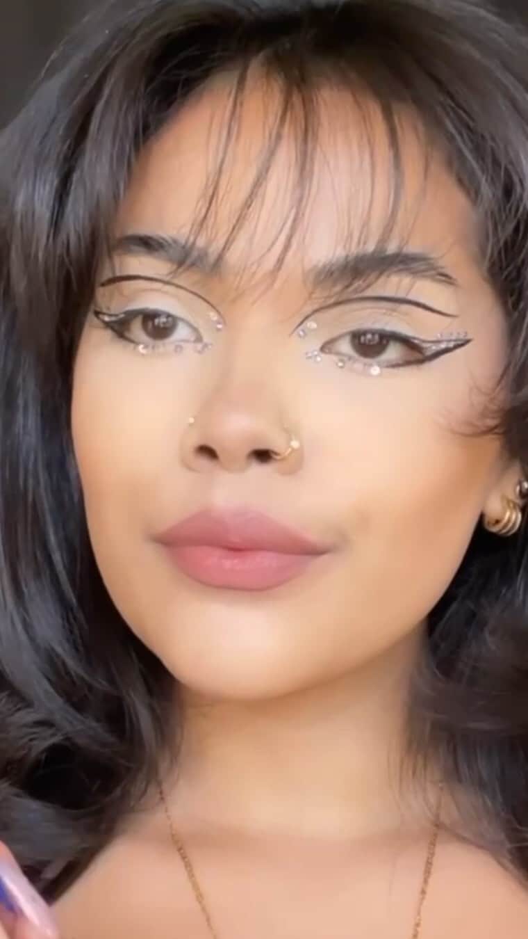 のインスタグラム：「When you accidentally zoom out during Virtual Fashion Week 👀. @mariasgoldenmakeup gets front row-ready wearing M·A·C on top and a robe on the bottom. Get her graphic look for yourself with Dual Dare All-Day Waterproof Liner and Powder Kiss Lipstick in Mull It Over.」