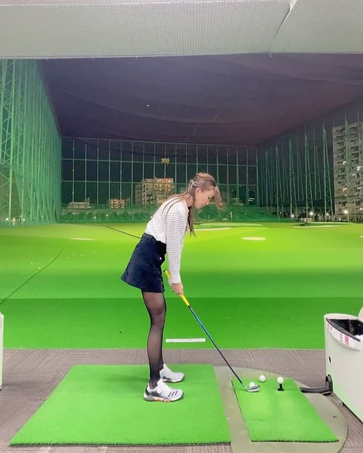 のインスタグラム：「☺︎*･゜ﾟ･* Golf practice ♡ ・ ・ ①フェースの向きを確認 ②テイクバックを小さく正しい軌道確認 ・ ・ tops/ @picone_online_official #picone skirt/ @zara #zara shoes/ @adidasgolf #adidasgolf ・ ・ ・ ・ @adidastokyo #コードカオス  #giftedbyadidas #adidas #アディダス #ピッコーネ #ピッコーネクラブ #打ちっぱなし #ゴルフ練習 #練習場 #ゴルフ #いづみん #いづみんゴルフ #ゴルフ女子 #スポーツ女子 #ゴルフスイング #ゴルフウェア #ファッション #golf #girlsgolf #golfswing #golflife #golfwear  #izumingolf #izumin_golf #골프 #กอล์ฟ #高尔夫球场」