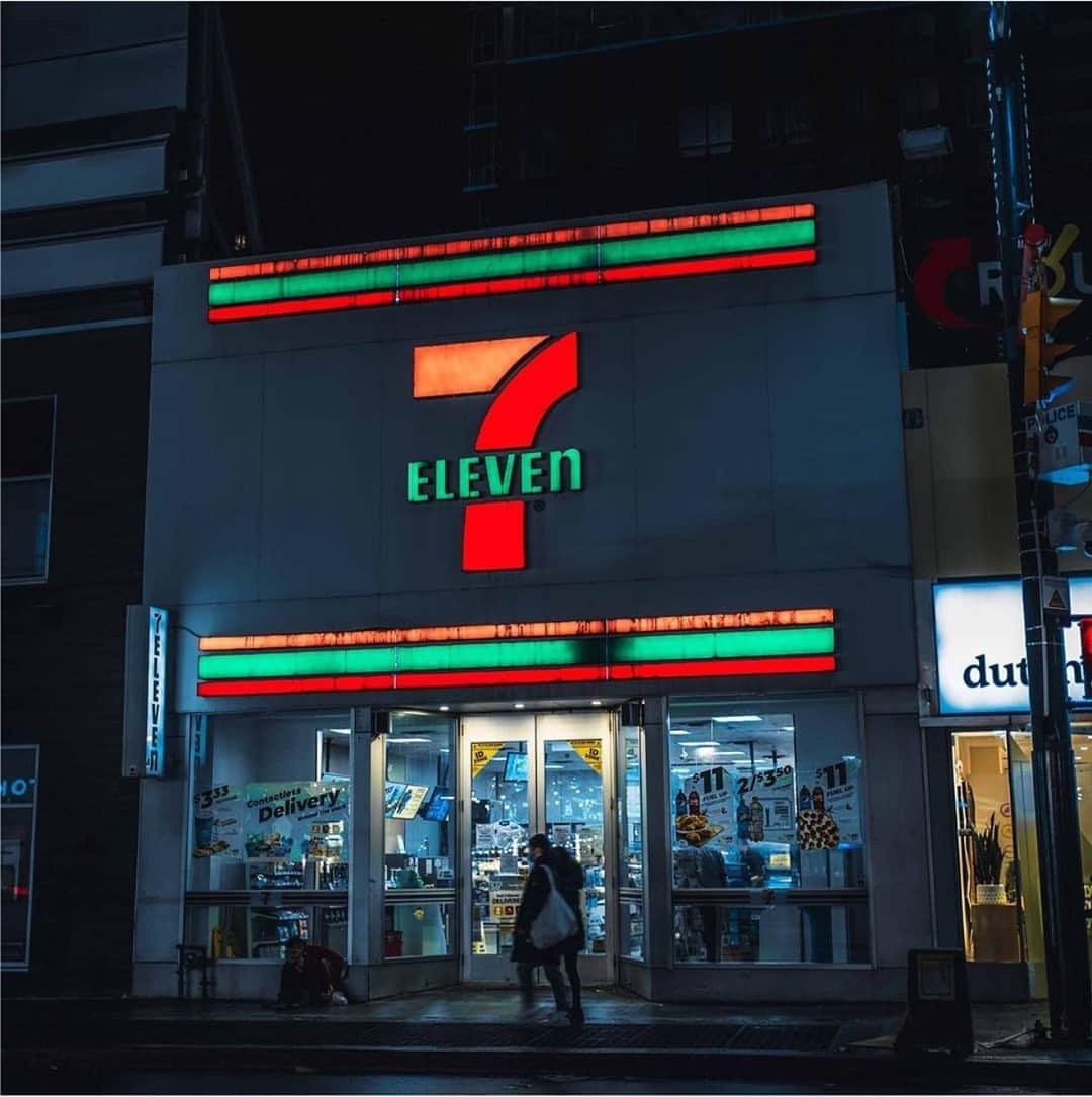 7-Eleven USAさんのインスタグラム写真 - (7-Eleven USAInstagram)「7-ELEVEn is *different* at night iykyk 📷:@chloe_takesphotos #OnlyAt7Eleven」2月28日 9時00分 - 7eleven