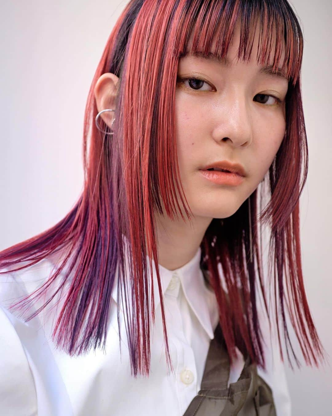 Wella Professionals Japanさんのインスタグラム写真 - (Wella Professionals JapanInstagram)「2021年プレミアム イルミナカラーはじまります 💕   イルミナカラーに最適な、髪の負担に配慮した「イルミナ クリーム ディベロッパー TRAC1.5％」が3月より登場します。  ウエラインフルエンサーの黒須さん（@utuwa_kurosu）から コレストンとイルミナカラーを見事に使い分けたスタイルがポストされましたので、リポストします 🤩   ☆★☆★☆★☆★☆★☆★☆★☆★☆★☆★☆★  もうすぐ春だしピンク。 花見出来なそうだし。 . ウエラ（@wellapro_japan）の #コレストンパーフェクトプラス のピンクと #イルミナカラー　のオーキッド、トワイライトミックスでコントラストの強いデザインカラーに。 もちろんオキシは #イルミナクリームディベロッパーtrac1.5  #ウエラインフルエンサー #ウツワ　 #utuwa #コントラストカラー　 #デザインカラー #高円寺 #高円寺美容室  ☆★☆★☆★☆★☆★☆★☆★☆★☆★☆★☆★  キューティクルへのダメージに最大限配慮できる2剤をお探しの方！ 綺麗に光が反射するツヤっツヤな仕上がりをお求めの方！！  ぜひ、3月発売のイルミナカラー専用2剤をお試しください👍   黒須さん、それぞれのヘアカラーの魅力を引き出したステキなデザインカラーをありがとうございます😍   #プレミアムイルミナカラー #トリートメントディベロッパー #イルミナ #コレストン #コレストンパーフェクト #人生に色をつけよう #ウエラ #ウエラプロフェッショナル  #ウエラファミリー #ウエラヘア #ウエラ教育 #ヘアスタイリング #ヘアケア #ヘアカラー #カラーモーション #4ウィークプログラム #つづく発色 #美容師」2月28日 9時00分 - wellapro_japan