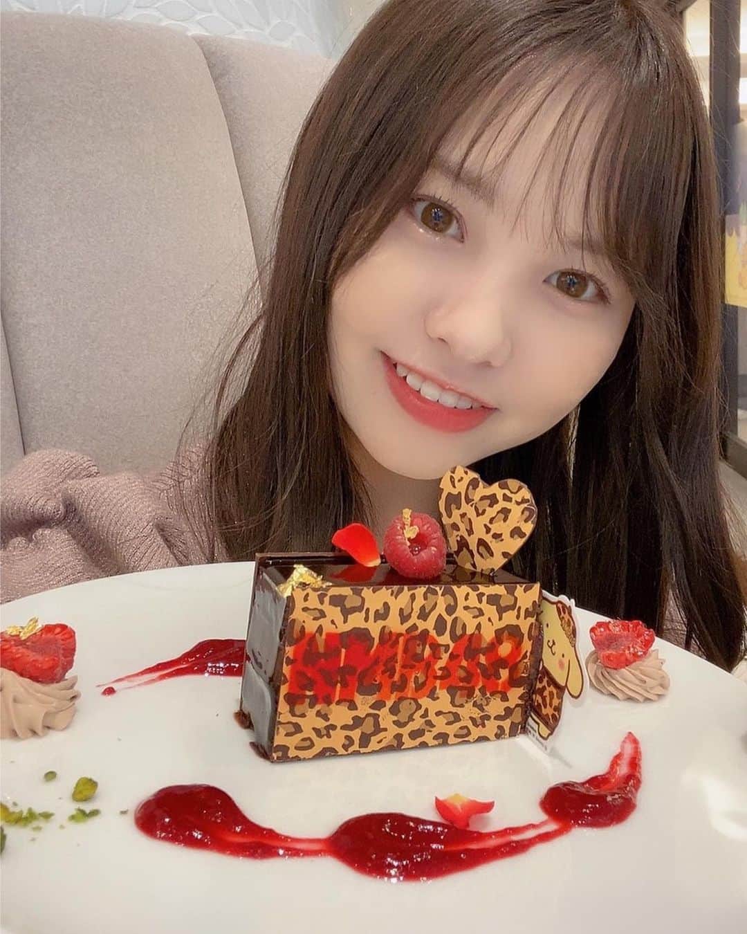 本郷柚巴のインスタグラム：「わわわわぁ💕💖  可愛いし美味しかったょ😋🍰  #ポムポムプリンカフェ #ポムポムプリン #nmb48ポムポムプリンのチョコレートケーキ #nmb48ポムポムプリンの大阪キューピット」