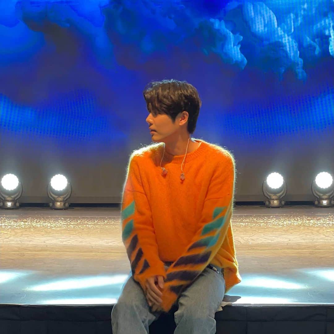 ペク・キュジョンのインスタグラム：「- 오늘도 즐겁게 🧡」