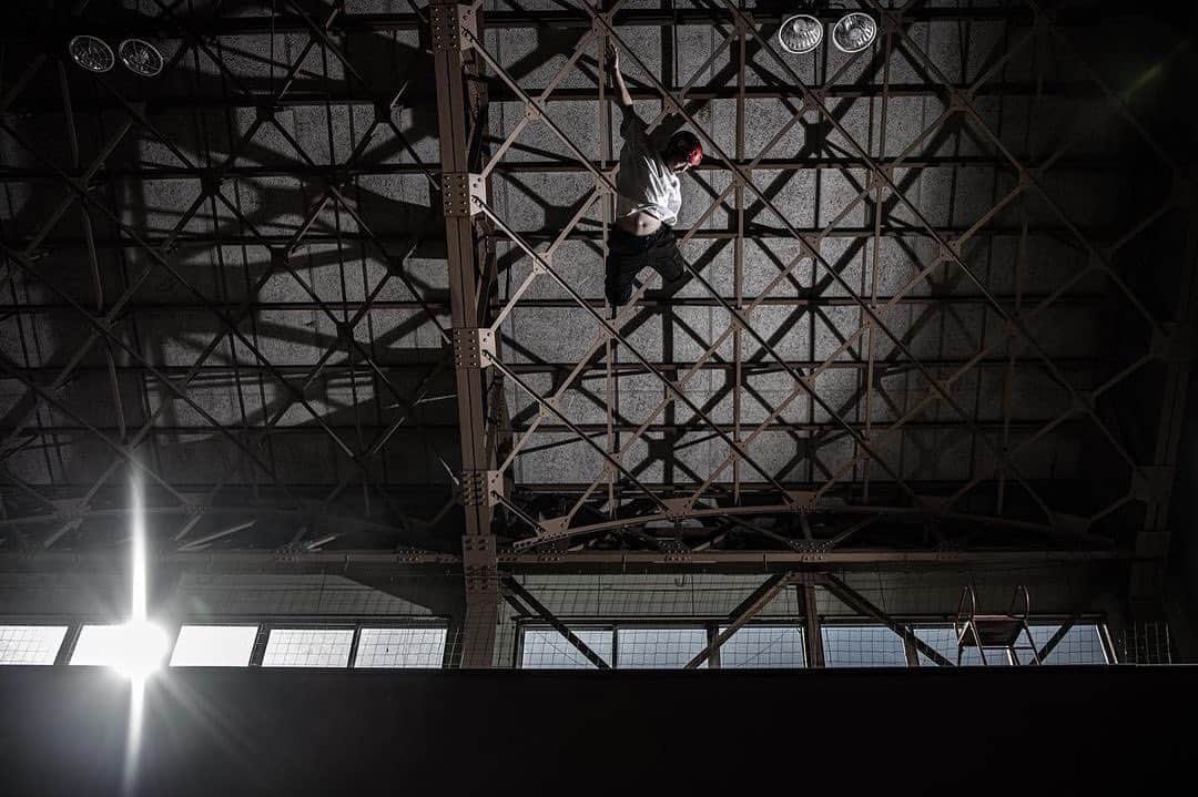 安床武士のインスタグラム：「“Sunlight” Trick : Method air. 📷 @satoshi.saijo .  今までにない雰囲気の写真が撮れました！窓の間から太陽の光が射した瞬間に撮りました👍  @usdskates  @goodskates_inc  @canamonroad_japan  @lzbn_official  @papasu1048  #usdskates #usdaeon #aeon72 #rollerblading #inlineskate #blading #vert #インラインスケート #ローラーブレード #ハーフパイプ #takeshiyasutoko #安床武士」