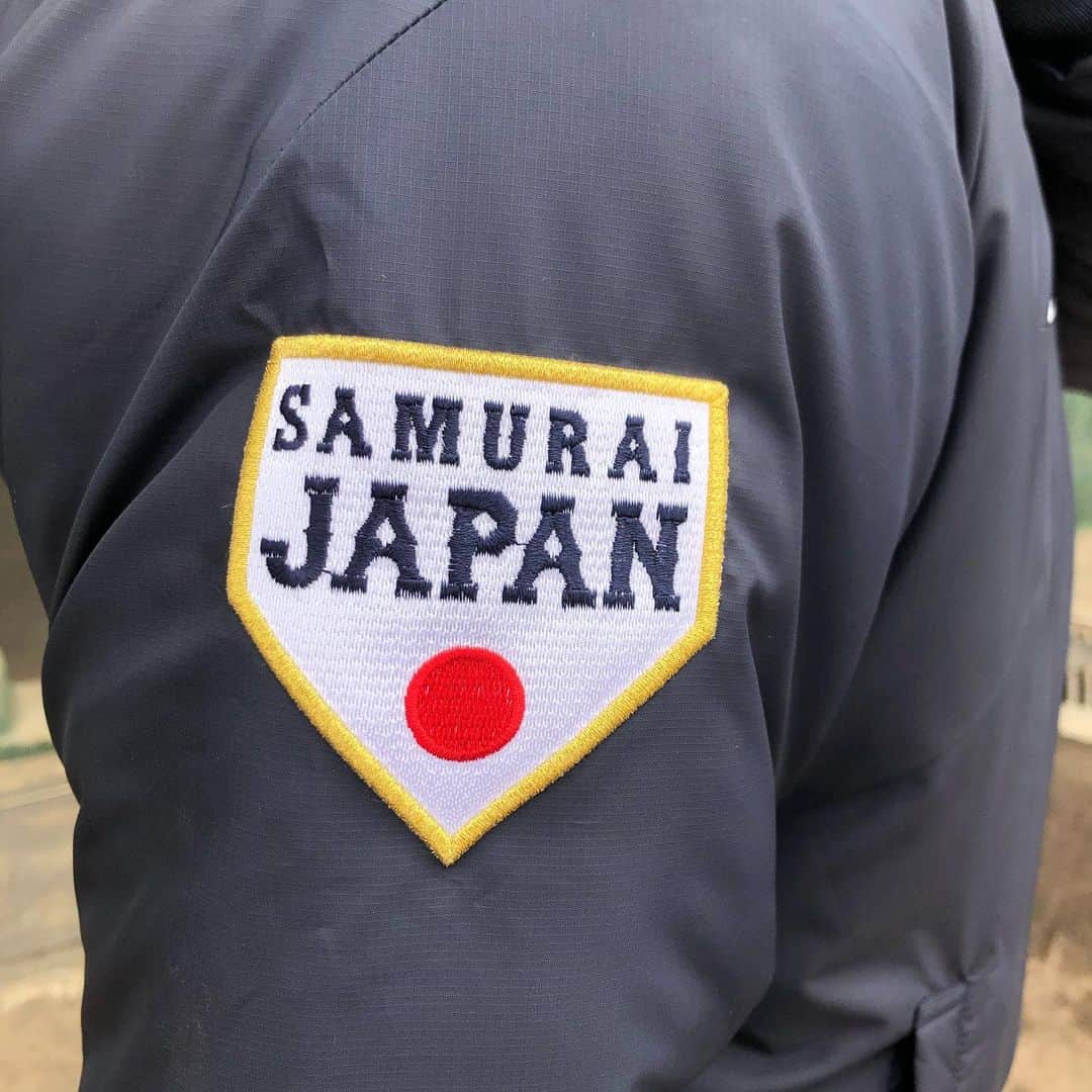 伊藤薫平のインスタグラム：「侍JAPAN！ 静岡出身の #女子野球　#日本代表 #岩見香枝選手  を 取材させてもらいました！  岩見選手は内野手！ とんでもない守備力の ウラには、 #NPB の現役スーパープレーヤー！の力が！  きょう17時からの #Dスポ で放送します！  侍JAPANのジャンパー 初めて生で見て、 感動しました🥲  ※4枚目の写真は キャッチングのポーズ」