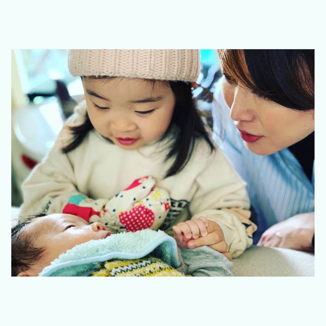 田中雅美さんのインスタグラム写真 - (田中雅美Instagram)「可愛い可愛いいとこに会えた❤️  ・ ・ 弟が誕生した時よりさらに成長して、赤ちゃんの愛おしさをすごく感じてるみたい。  ・ ・ いとこも、すくすく成長中☺️  ・  #いとこ #可愛い #一緒に遊んだりする日が楽しみ」2月28日 9時09分 - tanakamasami_official