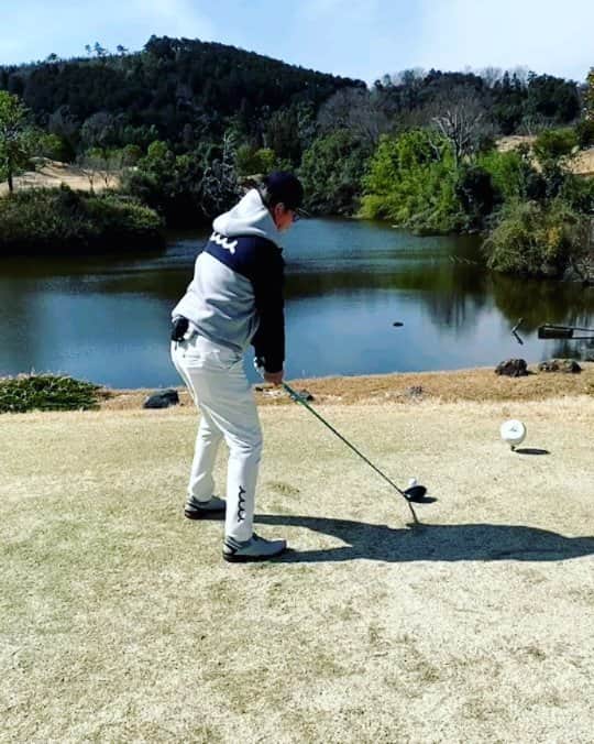 竹内弘一のインスタグラム：「4年ぶり？ゴルフウェア買いました！ #muta #mutamarinegolf #mutagolf 比良ゴルフ名物ホールのひとつ14番。 右はずーっと池！(笑) めちゃ飛びしてグリーンまで 30yardのセカンド寄せてバーディー！！ inで３つとれました！ 白からやけど久々に38。四十肩のほうが スコアいいって何なん？？ ゴルフはわからん！でもやっぱり大好き！ #rootsgolf #golf #ゴルフもがんばる！」