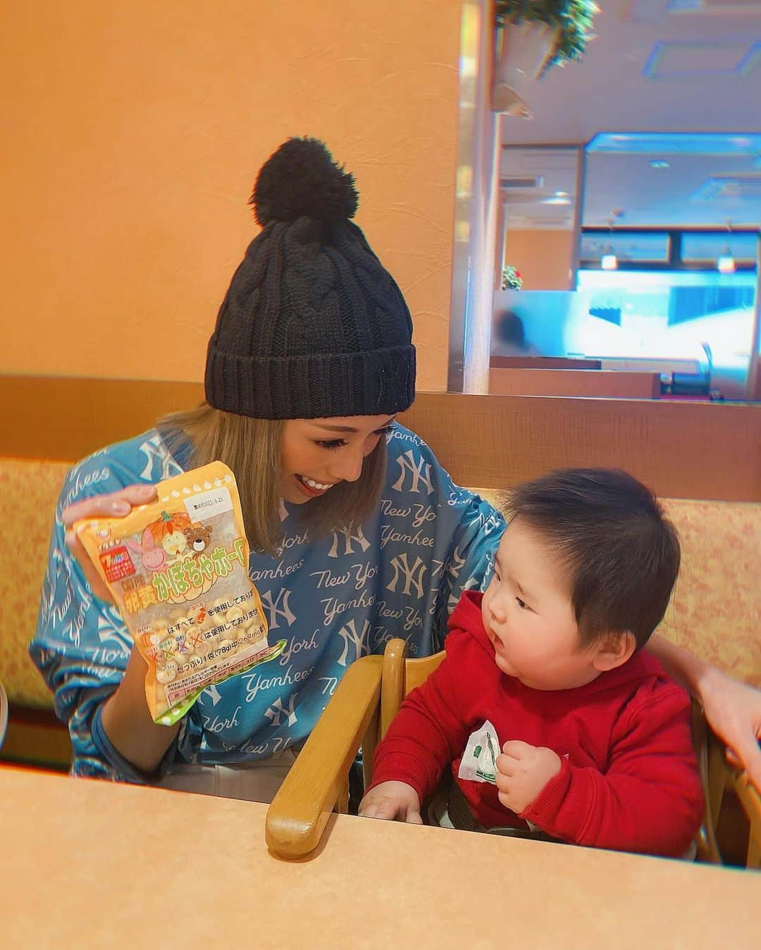 角田麻央さんのインスタグラム写真 - (角田麻央Instagram)「👩‍👦❤️ いつかのサイゼ、もう子供椅子用意され、お子様メニュー渡される😂まだ食べれませんて毎回いうw いつの間にやら明日で生後9ヵ月目👶🏻 赤ちゃん感がどんどんなくなっていく🥺 成長嬉しいけどずっと赤ちゃんでいてーとか思うw 3回食のスタートということで離乳食づくりやっと頑張りはじめました👩🏼‍🍳w たくさん食べてくれると嬉しいこんな感情はじめてだよ🥲 グズったら全力で笑わす、寝たら寝かしとく笑笑 #サイゼ #サイゼリヤ #私のお父さんのお店 #宣伝ではない笑笑 #子供の頃からサイゼ大好き #離乳食 #生後9ヵ月 #男の子ママ #ママライフ #ビッグべビー #ボスベイビー #よく食べる子 #赤ちゃんのいる生活 #愛息子 #育児日記 #👩‍👦」2月28日 9時13分 - maotsunoda888