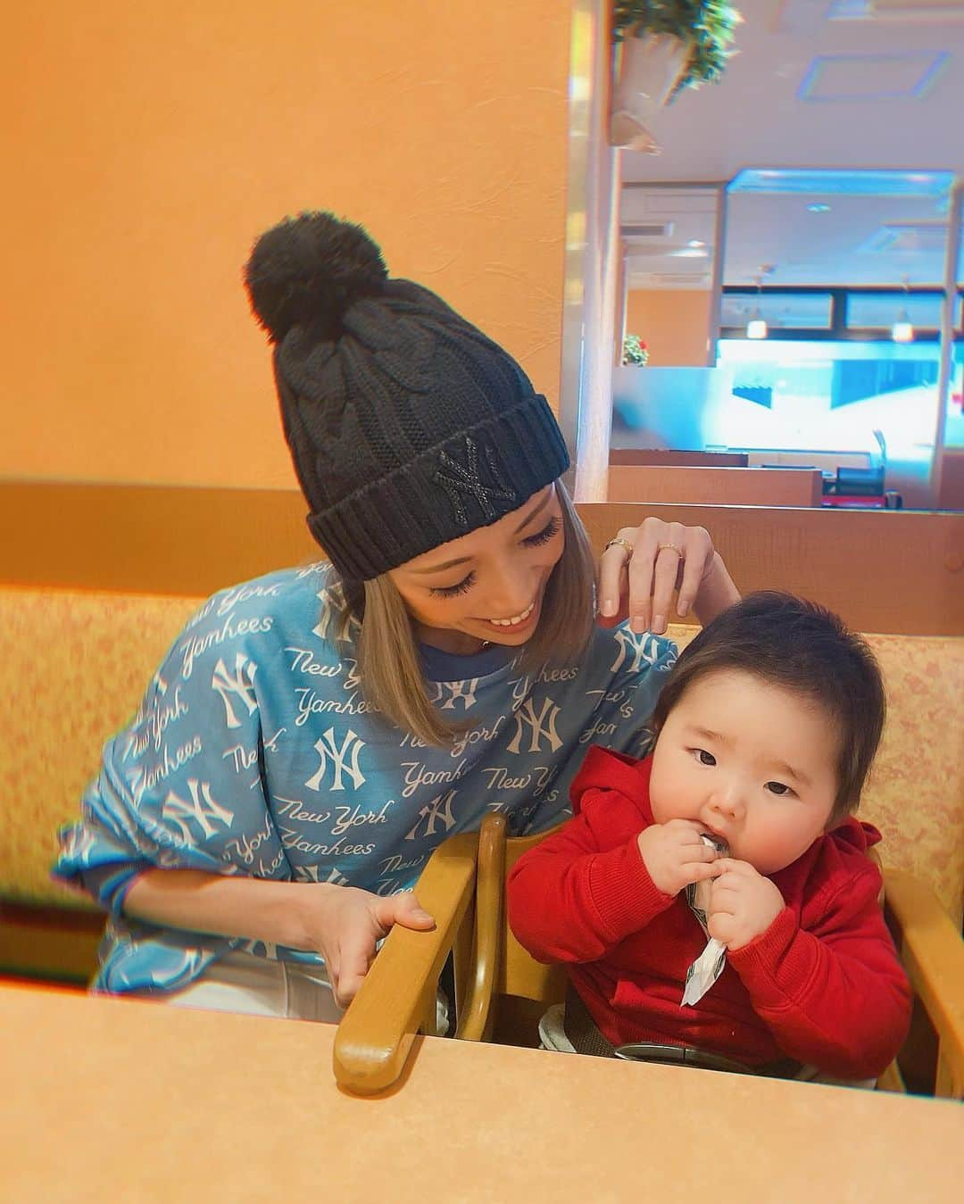 角田麻央さんのインスタグラム写真 - (角田麻央Instagram)「👩‍👦❤️ いつかのサイゼ、もう子供椅子用意され、お子様メニュー渡される😂まだ食べれませんて毎回いうw いつの間にやら明日で生後9ヵ月目👶🏻 赤ちゃん感がどんどんなくなっていく🥺 成長嬉しいけどずっと赤ちゃんでいてーとか思うw 3回食のスタートということで離乳食づくりやっと頑張りはじめました👩🏼‍🍳w たくさん食べてくれると嬉しいこんな感情はじめてだよ🥲 グズったら全力で笑わす、寝たら寝かしとく笑笑 #サイゼ #サイゼリヤ #私のお父さんのお店 #宣伝ではない笑笑 #子供の頃からサイゼ大好き #離乳食 #生後9ヵ月 #男の子ママ #ママライフ #ビッグべビー #ボスベイビー #よく食べる子 #赤ちゃんのいる生活 #愛息子 #育児日記 #👩‍👦」2月28日 9時13分 - maotsunoda888