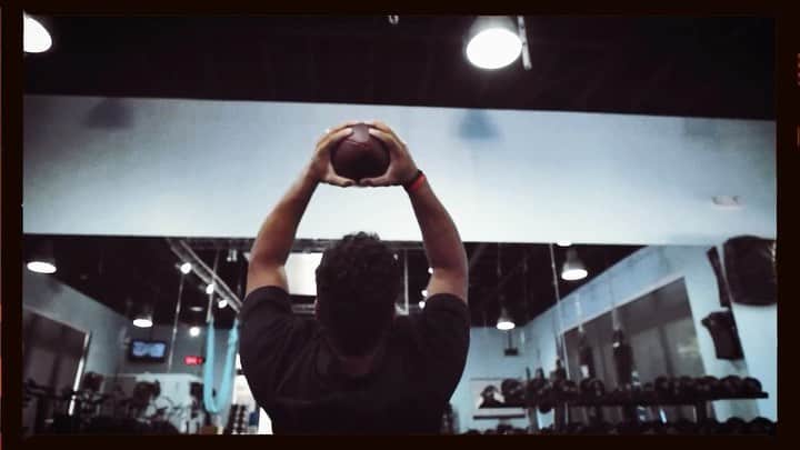 ラッセル・ウィルソンのインスタグラム：「🙌🏾 All for YOUR Glory 🙏🏾」