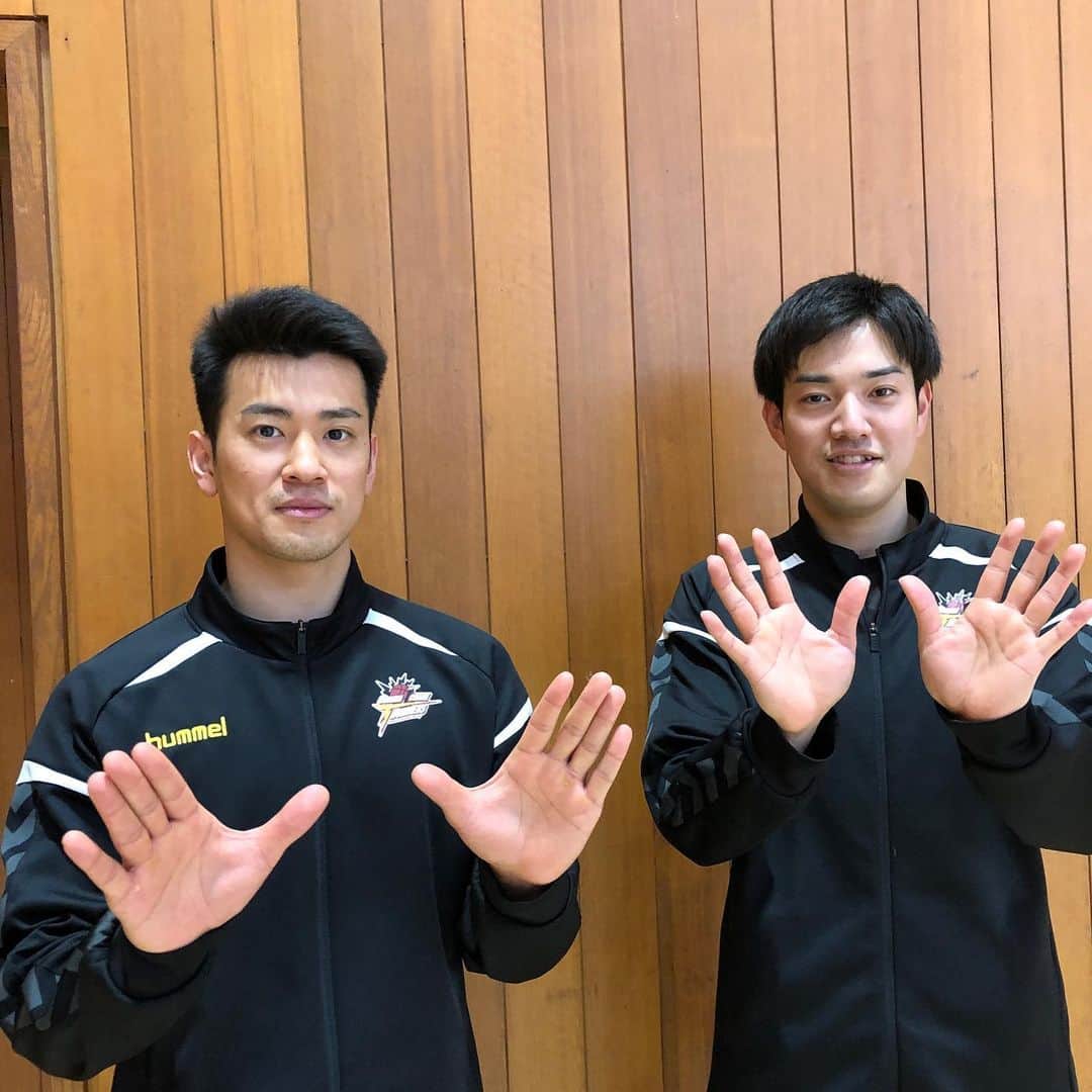 群馬クレインサンダーズのインスタグラム：「【2月28日は世界希少・難治性疾患の日】 世界には約300万人の難病患者がいます。その内、遺伝に関連する難病の７割がこどもの頃に発症します。 また治療法が確立していない、長期にわたり治療療養を必要とする難病・長期療養児が全国に約25万人います。  スポーツを通じて、全ての子どもがあらゆる可能性や夢に挑戦できる機会を与えられる小児医療、社会をつくる！難病・長期療養児と社会をつなげる活動・最高のこども時代「青春」を実現する活動支援の輪を広げる啓発及びチャリティウォークイベントを開催しています！  📣難病児・長期療養児の啓発・寄付促進イベント「#あおスポ 」📣 @beingalivejpn のプロフィールページからイベント詳細や応援方法を確認！」