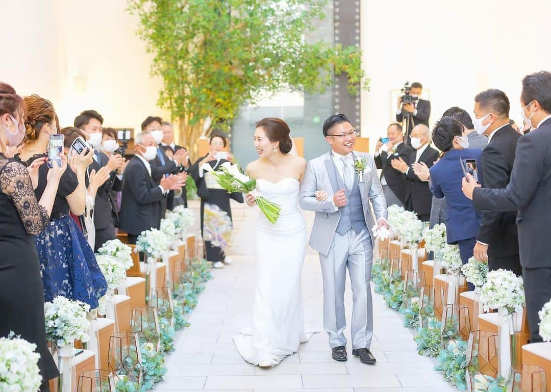 結婚式場ブランレヴュー宇都宮アクアテラスのインスタグラム：「.﻿ 人生でたった一度の挙式。﻿ ﻿ 溢れんばかりの"おめでとう！"が飛び交います。﻿ ﻿ おふたりにとって大切な方々の祝福と笑顔に囲まれる﻿ 人生で1番幸せな瞬間です。﻿ ------------------------------------------﻿ ﻿ ＼当日予約OK！／﻿ 2月28日ご来館で最大120万お得に！﻿ ﻿ 衛生対策徹底中！﻿ 安心してご見学いただけます！﻿ 挙式日の変更も可で安心の結婚式を！﻿ ﻿ ご来館でギフト券最大10000円プレゼント⭐︎﻿ ﻿ 詳細は下記▽▽﻿ https://www.dearswedding.jp/blancrevue/fair/﻿ ﻿ リニューアルしたNewチャペルのご見学もお楽しみに♩﻿ ﻿ プロフィールからご覧いただけます！ @blancrevue_wedding」