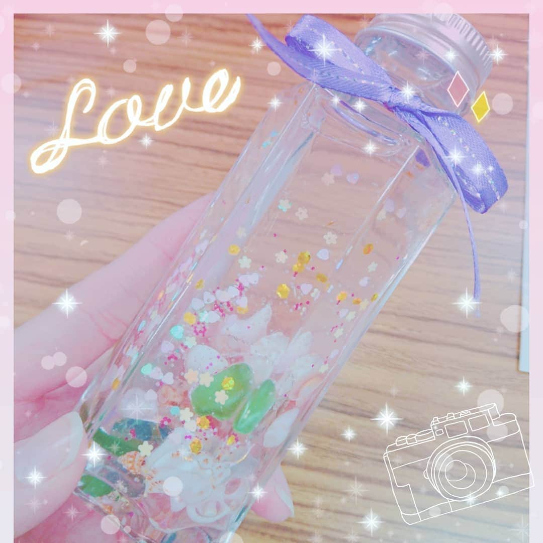 のインスタグラム：「シーグラスと貝殻を沢山入れてハーバリウムを作りました✨  キラキラ綺麗💎✨ 薄いピンク色にしたので、ドレッサーでコスメ達と飾ります✨  . . . .  #ハーバリウム#シーグラス#貝殻 #京都#丹後#翔笑璃  #キラキラ#ふわふわ」