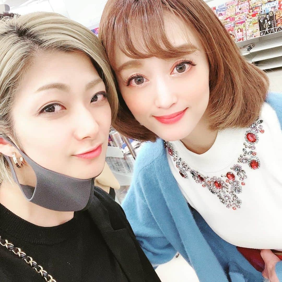 花瑛ちほのインスタグラム：「✨お知らせ✨  ひめさんとのインスタライブ第2弾を開催します🙌 日時は3/22の20時半から1時間半✨ そう、ひめさんの退団記念日です🎉  今回はアーカイブを残さないので是非リアルタイムでご覧下さいまし😋  ※前回のアーカイブは2週間経ったので消去させて頂きました🙌悪しからず🙏 #宝塚 #雪組 #85期 #95期 #舞咲りん さん」