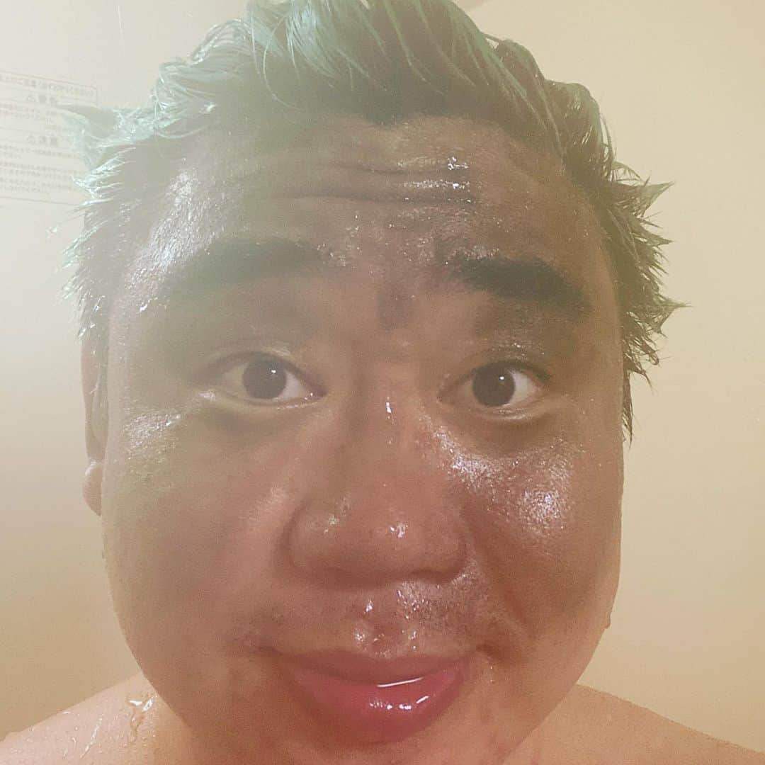 のインスタグラム：「昨日、撮影の合間にスタッフさん達と満月を見てつい「月が〜出た出〜た〜♪」って炭坑節歌い出したんだけど帰って髪の黒染め落としたらマジで石炭掘った後みたいになった…ってクソつまんない報告すいません‼️ センスも一緒に洗い流したみたい🛁 いや、元から無かったかも！負け寄りの引き分け！ #スノームーン #満月」