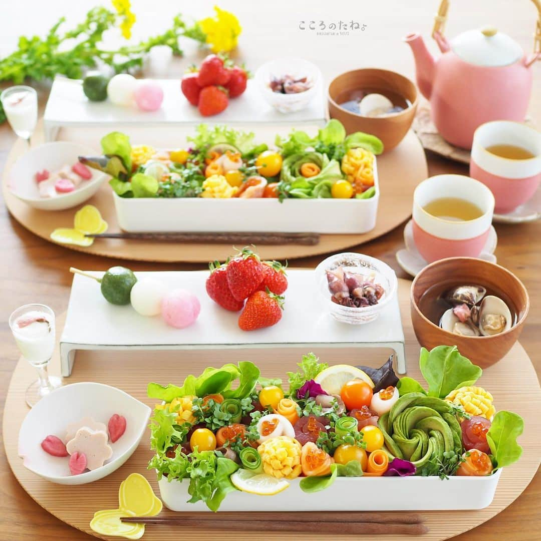 こころのたねのインスタグラム：「❁.*⋆✧°.*⋆✧❁﻿ 昨日のお昼ごはんは、﻿ 寄せ植え風のちらし寿司を作ってみました🌼🌱﻿ ﻿ 器に酢飯を詰めて、﻿ クルクル巻いたお造りや玉子・アボカド・きゅうり・﻿ にんじん・数種のレタスやスプラウトなど﻿ どんどんトッピング。﻿ ﻿ あれよあれよとメガサイズに( ´⍢` )💦﻿ ﻿ ﻿ 【お品書き】﻿ #寄せ植えちらし﻿ ✧桜ごま豆腐・花びら大根梅酢漬け﻿ ✧ホタルイカの酢みそ和え﻿ ✧はまぐりのお吸い物﻿ ✧桜甘酒﻿ ✧いちご﻿ ✧三色団子﻿ ✧煎茶﻿ ﻿ ﻿ ﻿ 今日も良い一日を( ´◡`)🍵﻿ ﻿ ﻿ ------﻿ Amebaブログ・LINEブログ日々更新中➰✏︎﻿ @kokoronotane﻿ ﻿ ❁.*⋆✧°.*⋆✧°.*⋆✧❁✧°.*⋆✧°.*⋆✧°」