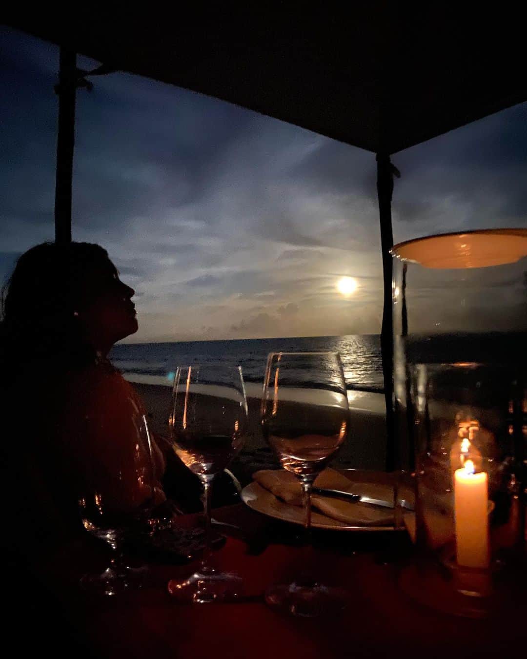 Preta Gilのインスタグラム：「Uma noite de despedida a altura desse paraíso, obrigada @vilanaia por todo carinho e cuidado, não tenho palavras pra descrever como vocês são incríveis, uma noite de lua cheia com meus amores !!! Obrigada 🙏🏽 Deus !!!! @behappyhoneymoon #mozisroadtrip @rodrigogodoy_ @luapomsky」