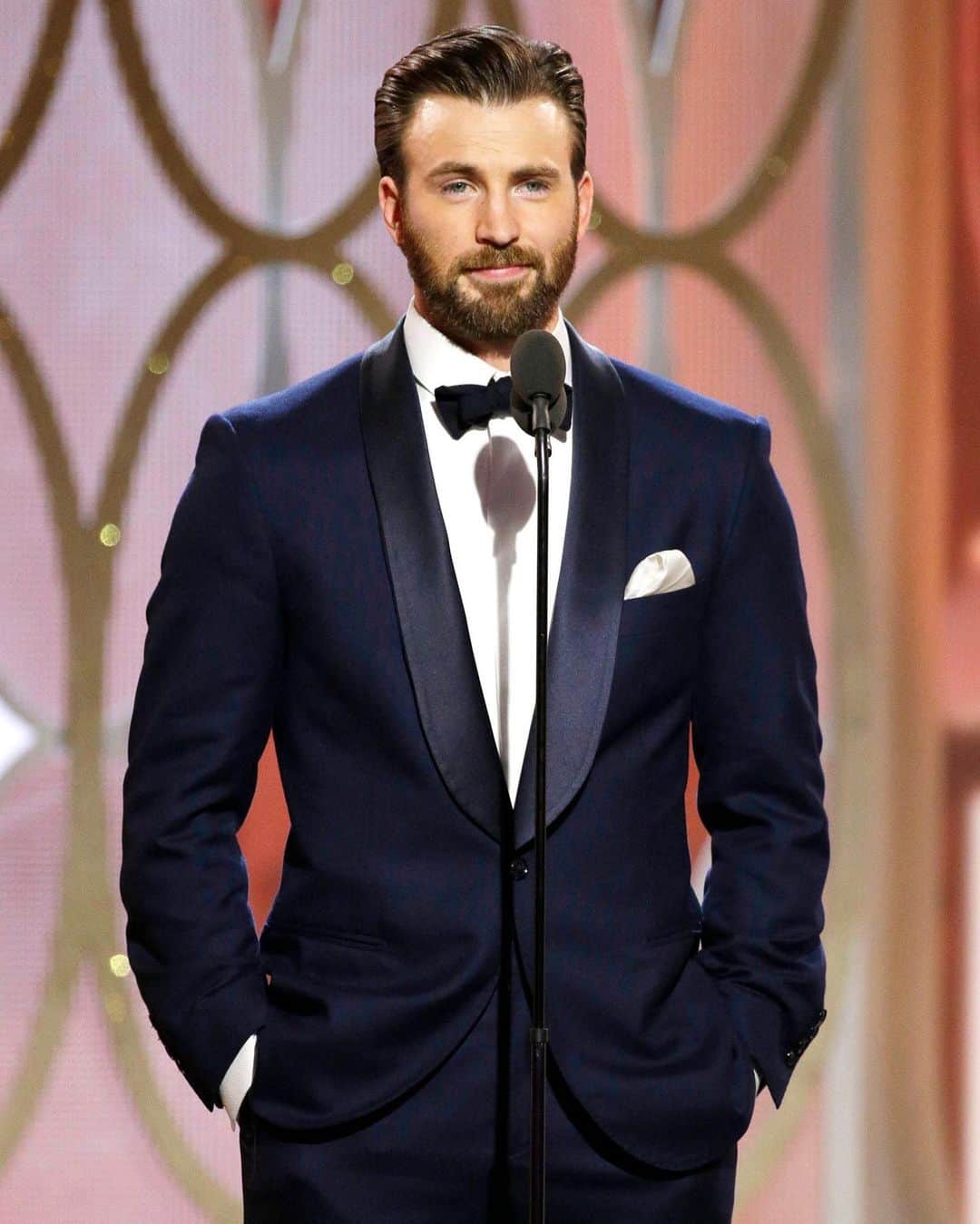 E! Onlineさんのインスタグラム写真 - (E! OnlineInstagram)「Not us thirsting over Chris Evans at the #GoldenGlobes over the years? 🙊 It's the velvet suit for E!. (📷: Getty)」2月28日 9時31分 - enews
