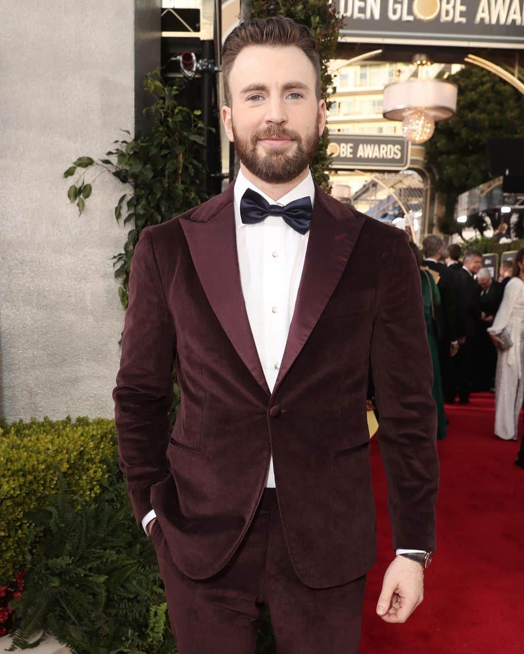 E! Onlineさんのインスタグラム写真 - (E! OnlineInstagram)「Not us thirsting over Chris Evans at the #GoldenGlobes over the years? 🙊 It's the velvet suit for E!. (📷: Getty)」2月28日 9時31分 - enews