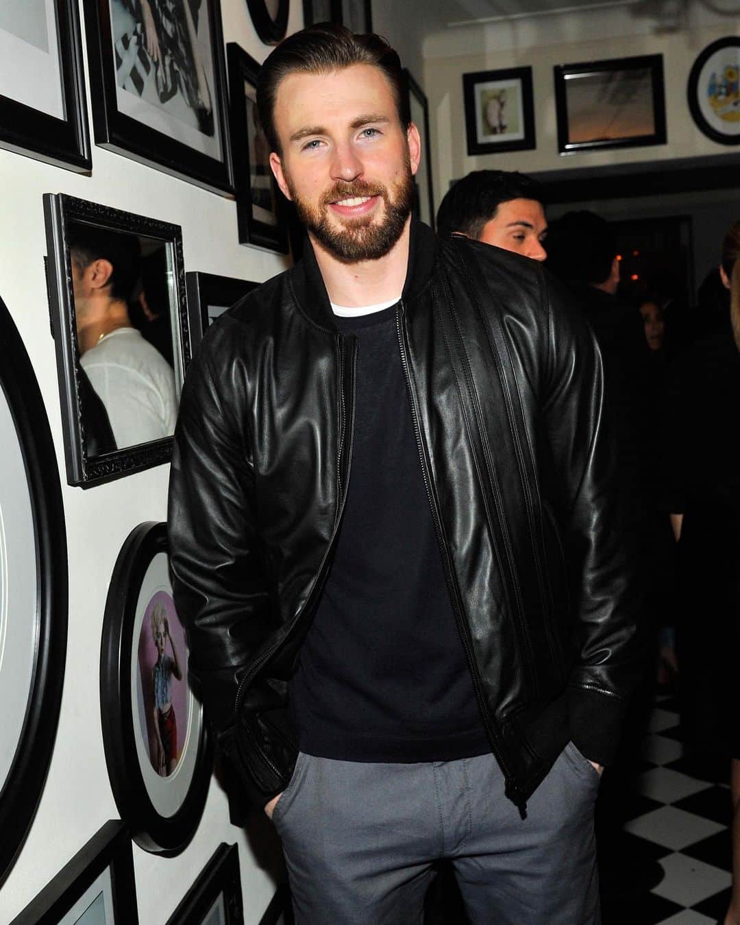 E! Onlineさんのインスタグラム写真 - (E! OnlineInstagram)「Not us thirsting over Chris Evans at the #GoldenGlobes over the years? 🙊 It's the velvet suit for E!. (📷: Getty)」2月28日 9時31分 - enews
