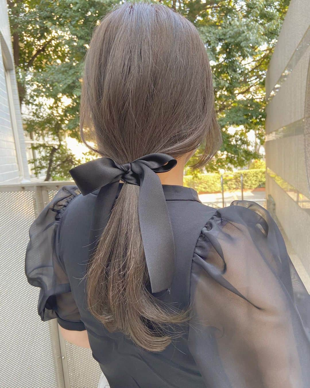 佃加菜さんのインスタグラム写真 - (佃加菜Instagram)「smorky  gray🤍 柔らかシンプルアレンジ🤍 .  #SHIMA #代官山 #美容室 #ミディアムヘア #ナチュラル #淡色＃淡色女子 #ベージュ #まろやか #ナチュラルレイヤー #シンプルヘア #ゆるふわ巻き #シングルカラー #モテ髪 #ヘアアレンジ #簡単アレンジ #リボンアレンジ」2月28日 9時40分 - tsukuda_kana