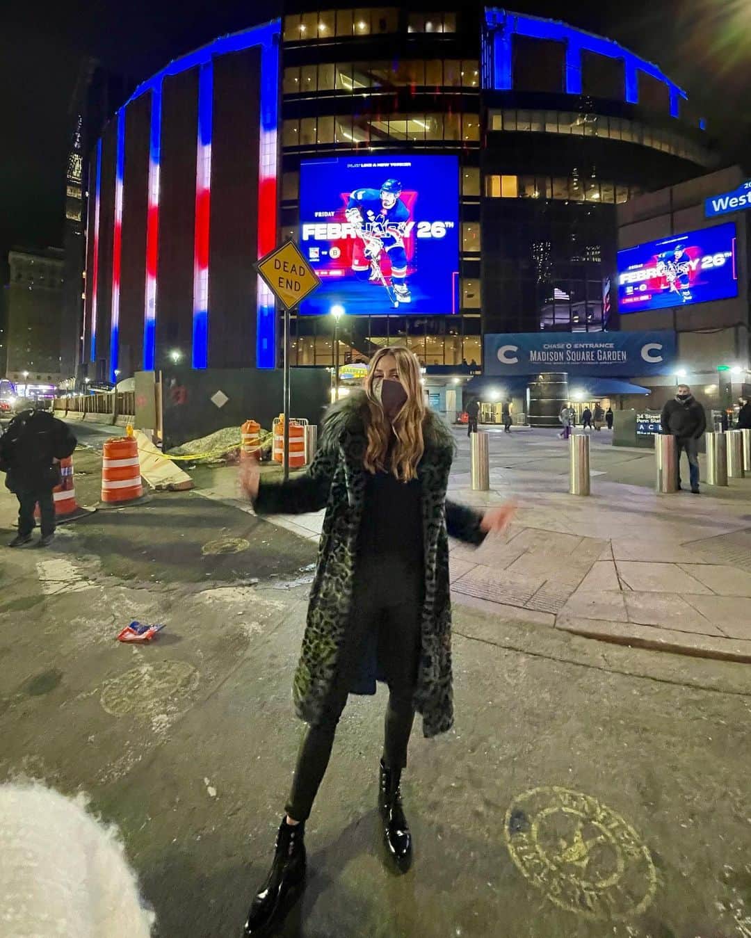 オリヴィア・パレルモのインスタグラム：「@nyrangers back @thegarden just in time for my birthday! 🏒🥅 Thank you to the bestest friend @edwardbarsamian for the amazing surprise! 🤗 #bffbday #gorangers」