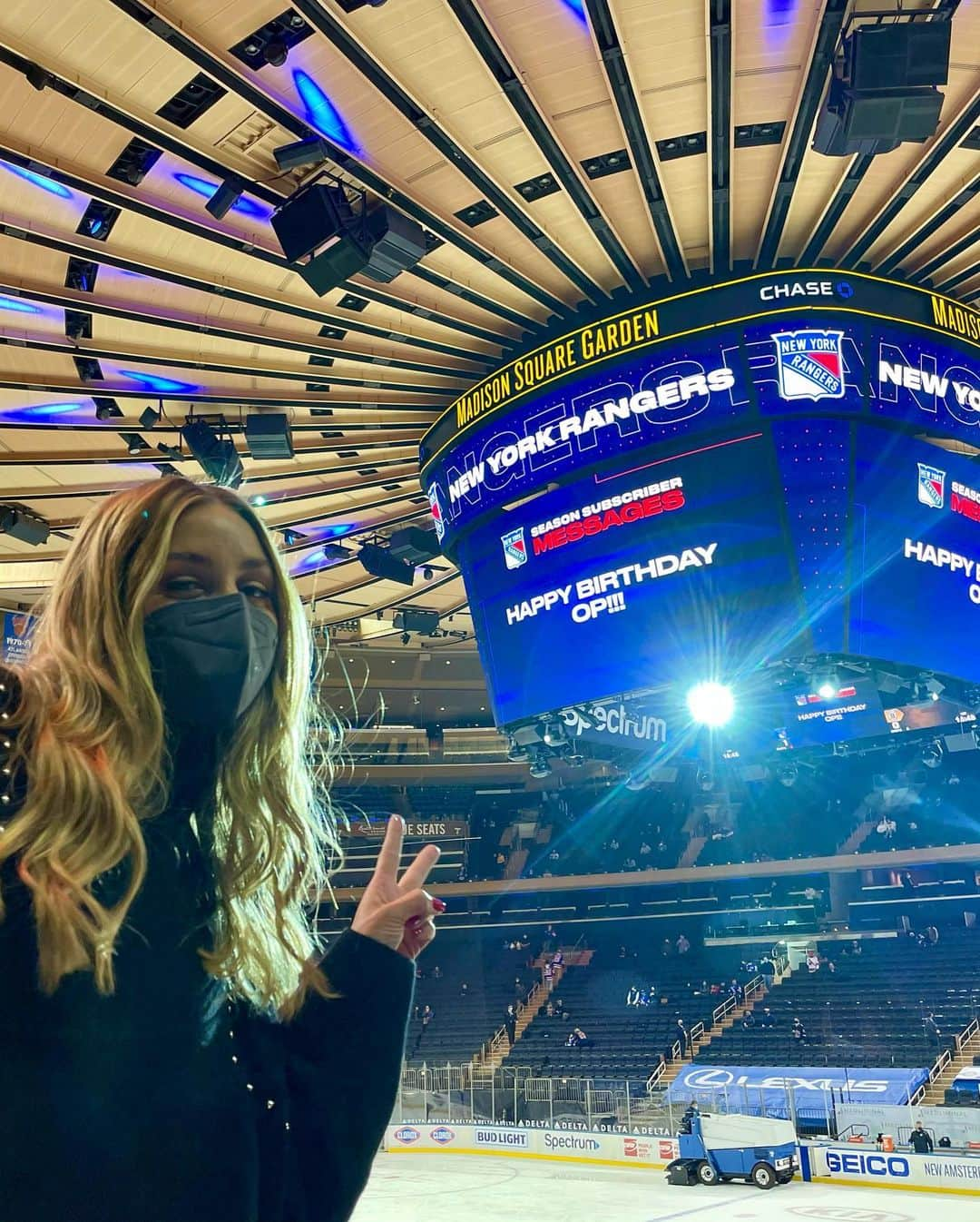 オリヴィア・パレルモさんのインスタグラム写真 - (オリヴィア・パレルモInstagram)「@nyrangers back @thegarden just in time for my birthday! 🏒🥅 Thank you to the bestest friend @edwardbarsamian for the amazing surprise! 🤗 #bffbday #gorangers」2月28日 9時40分 - oliviapalermo