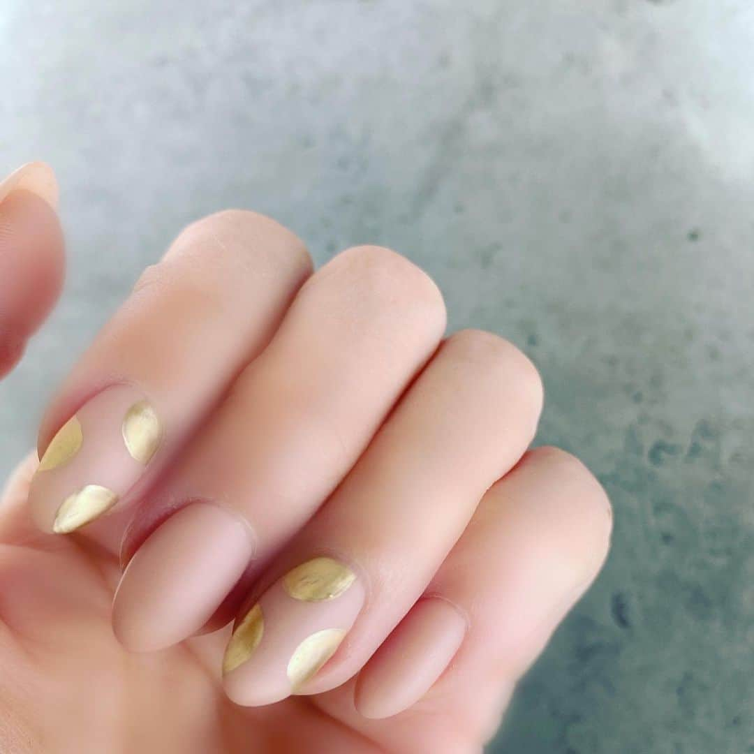 珠洲春希さんのインスタグラム写真 - (珠洲春希Instagram)「💅マット☺️ 洋服よりも、ネイルのカラーの方が、自分の心の状態によって選ぶものに変化があるものだなぁと思います。 仕事が激しい時には、選ぶ時間も惜しく、なりふり構わず、レッスン着以外は毎日同じ服を着ていますのに…🙄  仕事の時ほど、「頑張る！」と思うのでしょうか、濃い目のカラーの組み合わせでしたり、インパクトのある柄に気持ちがいきます。  今は、優しい色合いにしたいなぁと思います☺️」2月28日 9時49分 - harukisuzu54