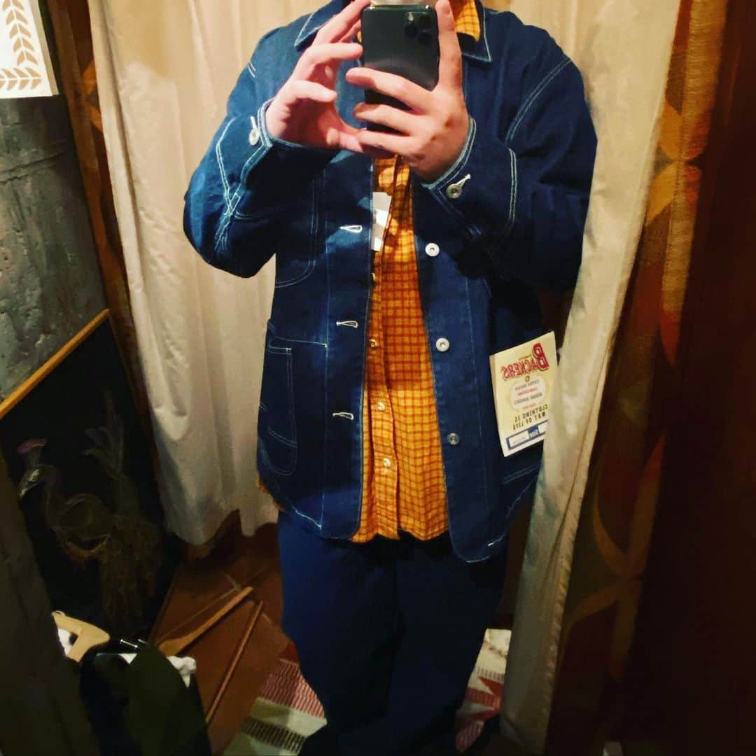パーマ大佐のインスタグラム：「服をこんなに買う日がくるなんて。 #パーマ大佐  #バツイチの日常  #元服興味0男  #ベジタブルマラソンからの脱却  #友達と  #高円寺で  #服買った  #何にもわからんかった  #服ムズイ  #選んでくれたの素直に着ただけ  #周りオシャレな人しかおらん  #怖かった  #友達に感謝」