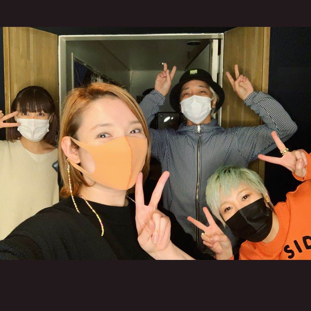 沢口千恵のインスタグラム：「先週は沙央くらまさんのレコーディングと配信でした！  沙央さんの曲に一緒に歌詞を書いて 作品としたのはもう2年前。  そこからまたこうしてレコーディングできることは、 本当にありがたく、嬉しいことです。  限りある時間の中で作品をつくるときは人それぞれにある大切なことを汲み取りながら、そのときに全体にとって「今1番大切な順」に感情や感性を含めて作業に組んでいくことが、作品の内容がブレないためには重要だとおもっています。  ここにも精一杯のできることをつめこみました。  レコーディングでは沙央さんのもつ豊かな感性と感情が、声になり歌になりなみなみと溢れる作品になったこと。  それがすべてのように思えます。  そこに沙央さんが挑んでくださったこと、それをできるだけ作品に昇華させようと研ぎ澄ませてくれたスタッフの皆様、お届けするものをどうしたいのか、耳を澄ますことに宿る美しさがやっぱり好きです。  このような機会に、沙央さんに感謝です。  レコーディングも配信もありがとうござました。ここから仕上げ頑張ります。」