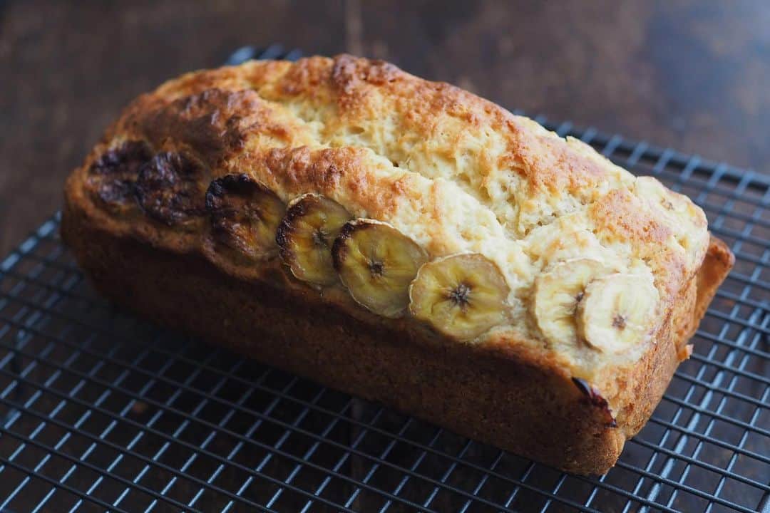 Rocoのインスタグラム：「02.28 バナナブレッド すぐに食べたいけど我慢して1日寝かせてから。  #rocoおやつ#バナナブレッド」