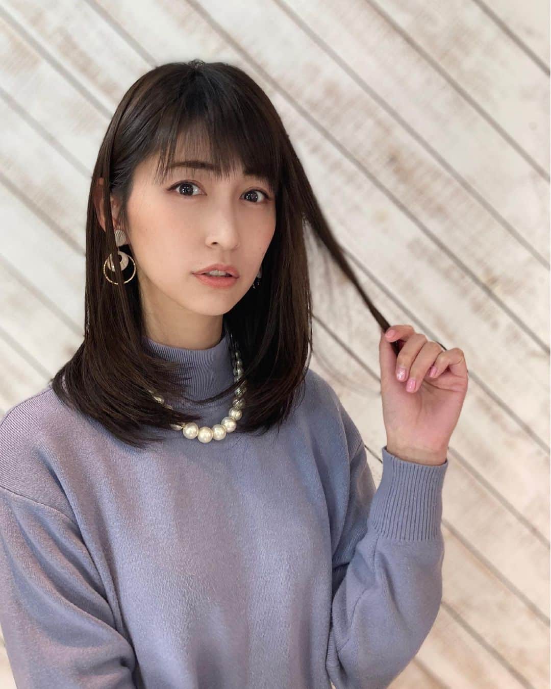 のインスタグラム：「＊ Anieでヘアカットとカラー✨ 北山さんは本当にカットが上手。  珍しく胸を張って歩けるほど サロン帰りの私は最強になれる。笑  今回は青みがかったカラーにしてもらいました❤️ いつもありがとうございます😊  Anie hair salon✂️  https://www.anie-hair.com/ https://beauty.hotpepper.jp/slnH000474849/  #表参道美容室 #表参道美容院 #表参道 #ヘアサロン #春カラー #ブルーベースヘアカラー #自信をつける #美容院帰り #美容室 #美容院」
