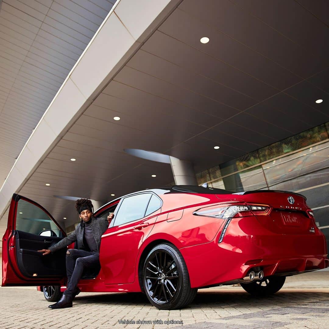 toyotausaさんのインスタグラム写真 - (toyotausaInstagram)「No choice but to be noticed. #Camry #Hybrid #LetsGoPlaces」2月28日 10時00分 - toyotausa