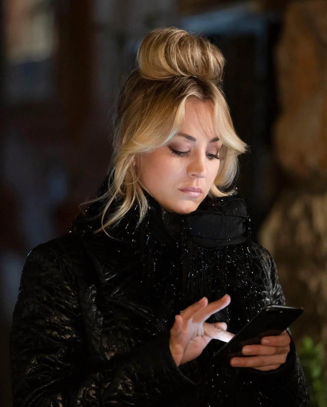 E! Onlineさんのインスタグラム写真 - (E! OnlineInstagram)「This post is dedicated to Kaley Cuoco's hair in #TheFlightAttendant. And her first-ever #GoldenGlobes nom, obvi. ✨(📷: HBO)」2月28日 10時02分 - enews