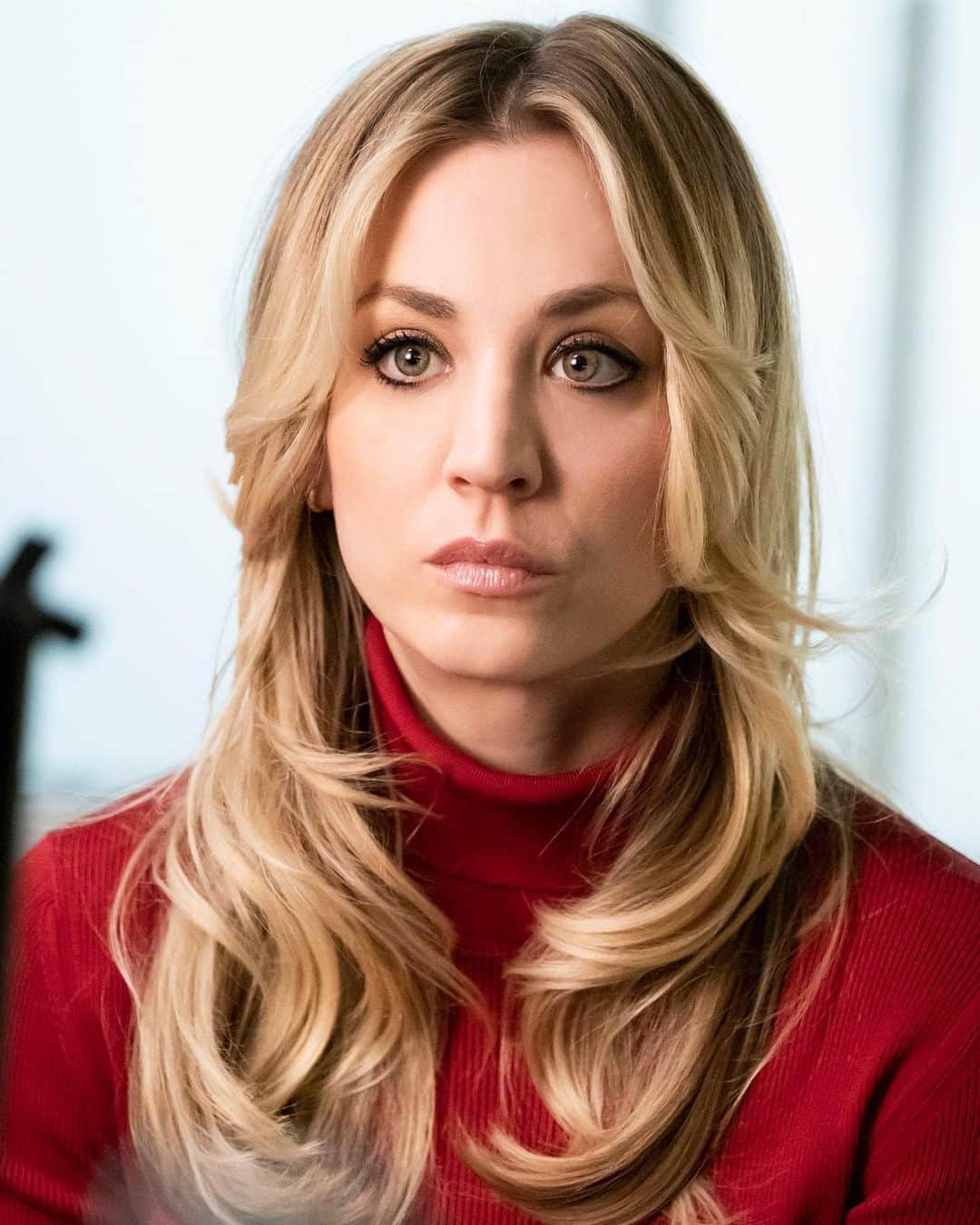 E! Onlineさんのインスタグラム写真 - (E! OnlineInstagram)「This post is dedicated to Kaley Cuoco's hair in #TheFlightAttendant. And her first-ever #GoldenGlobes nom, obvi. ✨(📷: HBO)」2月28日 10時02分 - enews
