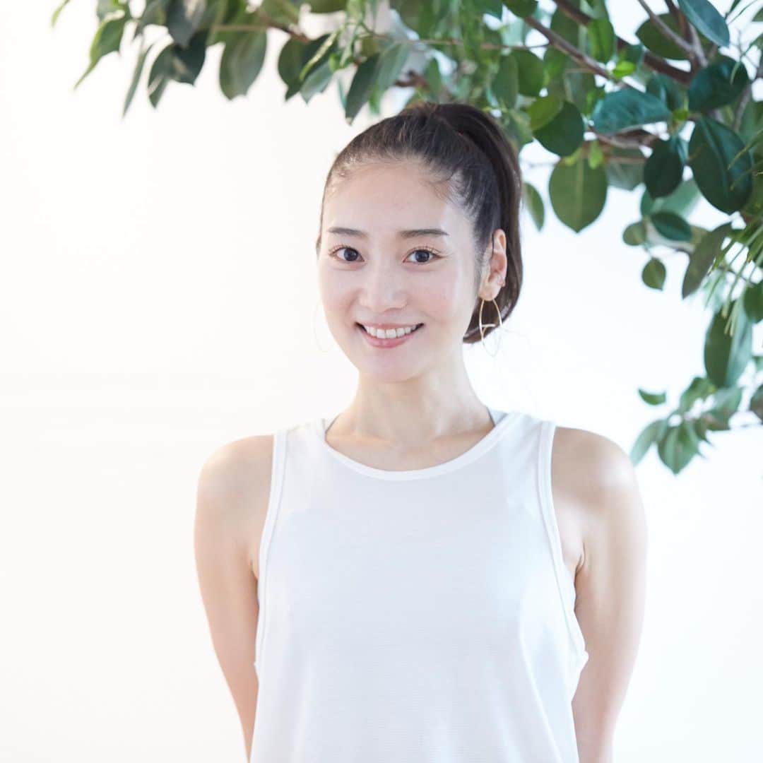 DANSKIN Japanのインスタグラム：「【INTERVIEW】  3月8日は、国際女性デー(International Women’s Day)。 1904年に、ニューヨークで婦人参政権を求めて起きたデモがきっかけとなり、 その後の1975年に国連によって制定された、 女性の地位向上やジェンダー平等を考える日です。  自らの道を切り開き、アクティブにしなやかに生きる女性たちに、 自分らしく輝くためのヒントを伺いました。  ヨガインストラクターで、ヨガスタジオのオーナーでもある相楽のりこさん。@norikosagara_japan いつもポジティブなオーラをまとい輝いている相楽さん、 その秘訣は「人生は私次第」という自覚をもち、 いつもご機嫌でいることだと語ってくれました。  Q.大切にしていることはありますか？  日々の生活の中で大事にしていること、 大切にしている考え方は「人生は私次第」といつも自覚していることです。  幸せは自分が感じること。全ては私次第。人生は私次第。 私達は、日々自分で選択して行動して過ごしています。食べること、食べるものから行動、考えから学ぶことまで、すべて自分で選び、行い、行動している。  私が選んだこと。私が決めたこと。と、自分でしっかり認めて人のせいにしない生き方。こんなことを大切にしています。  インタビューの全文はダンスキンWEBサイトからご覧いただけます。  ▽相楽のりこさんが出演する DANSKIN ONLINE EVENT『ココロとカラダに空間を』  【開催日時】 2021年3月7日 (日) 8:00 ～17:00 鎌倉より生中継  【内容】 1部「カラダに空間を」 08:00～08:50ストレッチヨガ 相楽のりこさん 09:00～09:50ピラティス 池畑薫さん 10:00～10:50リリースストレッチ&セルフマッサージ 山瀬よしみさん 11:00～12:00 トーク（食事・健康・美容について）  2部「ココロに空間を」 16:00～17:00マインドフルネスヨガ&トーク 木田まみさん  【ご参加方法】 ダンスキン公式インスタグラムライブ配信 @danskin_japan  いつでも、どなたでも、ご参加いただけます。 当日は「@danskin_japan」で検索、インスタグラムよりご参加ください。  動きやすい服装と、タオル、ヨガマットなどの下に敷くもの、水分補給をして、無理をなさらずできる範囲でお楽しみください。  #danskin #danskinjapan #ダンスキン #しなやかに生きる」