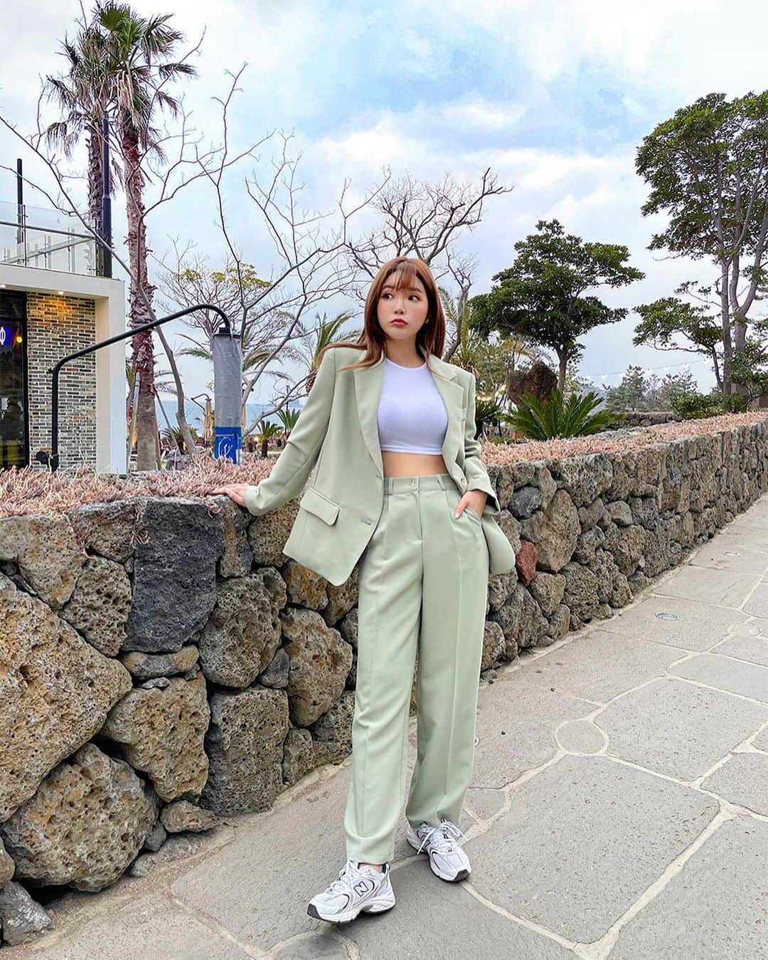Chuuのインスタグラム：「요건 입자 마자 멋쁜 메로나 셋업🐸 이너에 따라 다양한 룩의 느낌으로 입을 수 있답니다✨ 따로 또 같이 메로나 셋업! 지금 10% 할인된 가격으로 만나보세요💚  #chuu#츄#chuu_in_jeju #lovely_daily_look_chuu」