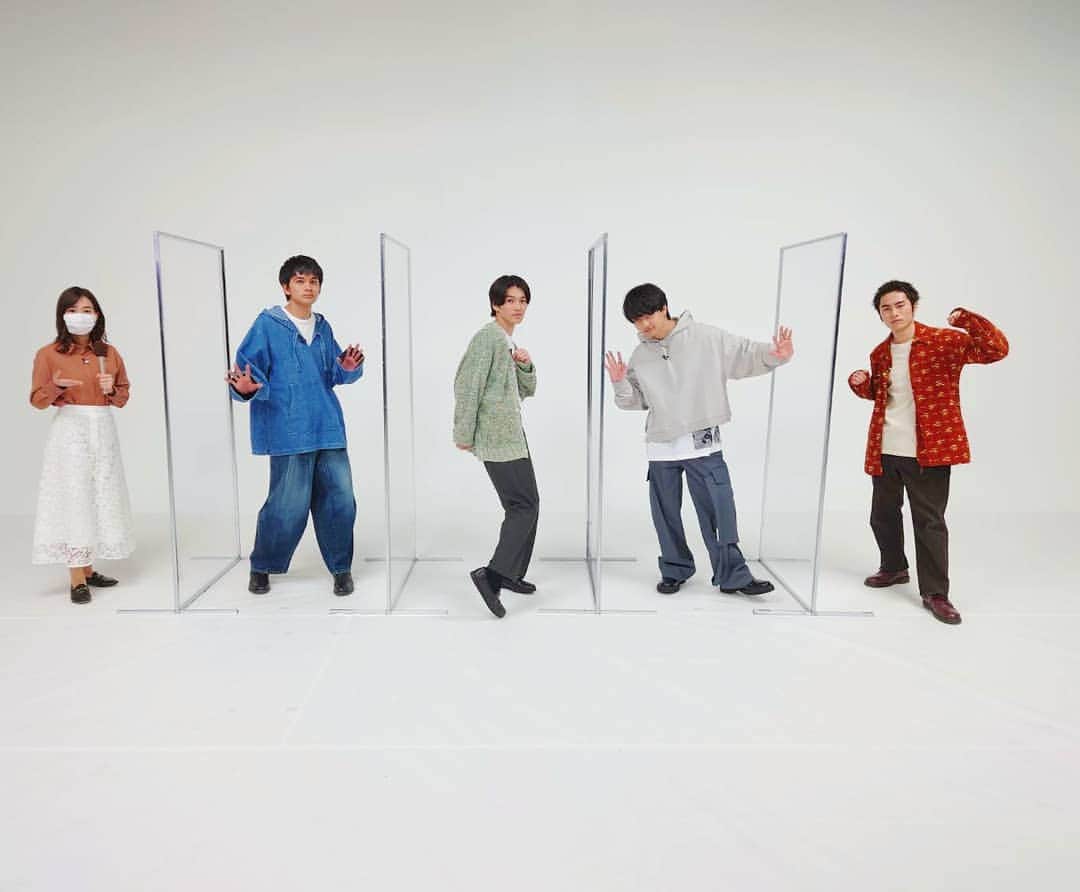 TBS「はやドキ！」のインスタグラム：「DISH//のみなさんを直撃！🎤﻿ ﻿ 2/24に発売された、4枚目のフルアルバム「X(クロス)」🎧﻿ ﻿ リード曲「ルーザー」は、４人のエッセンスがたっぷり詰まった一曲で、﻿ ﻿ 北村さんのおうちに集まって曲作りをはじめていったそうです！﻿ ﻿ その途中では、北村匠海さんがカレーをメンバーに振る舞ったとか🍛どんなカレーなのか気になります！！﻿ ﻿ DISH//のみなさん、ありがとうございました✨﻿ ﻿ ﻿篠原  #DISH// のみなさん #直撃🎤 #篠原梨菜 #はやドキ #tbs」