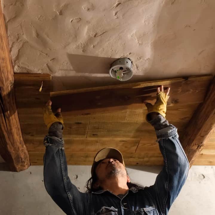 木製ドアの全国通販　ウッドデポのインスタグラム：「セルフリノベーション。天井、野地板貼り！ @wood_depot #首と肩が… #セルフリノベーション #野地板張り  #木製ドア #木のドア #玄関ドア #室内ドア #アンティーク風ドア #ビンテージドア #ヴィンテージ #自宅カフェ #自宅ショップ #トリミング #カフェ改装 #カスタムドア #ネイルサロン #ネイルサロン改装 #古民家改装 #古民家再生 #マイホーム計画中 #新築 #店舗 #美容室改装 #リノベ #リノベーション #店舗改装 #クラシックカー #ガレージハウス #ガレージライフ」